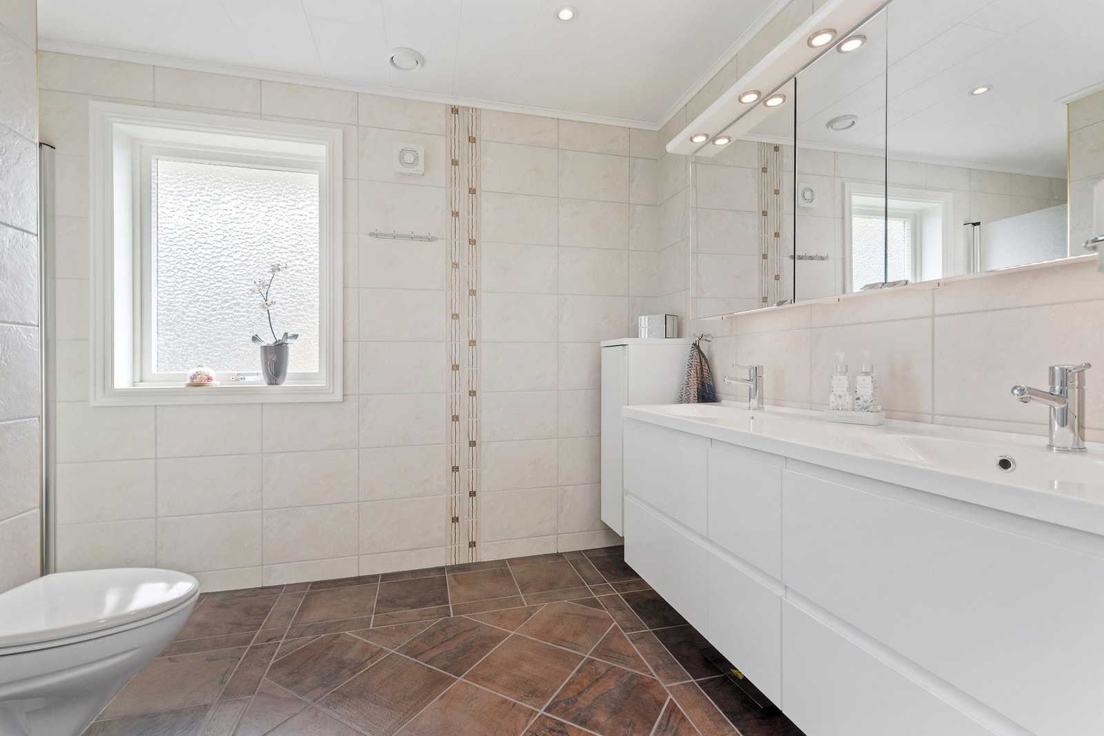 Hovedbad like ved soverom Galleribilde