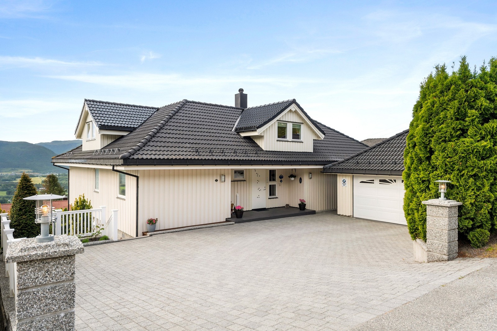 Brosteinsbelagt gårdsplass med plass til flere biler. Utleiedel har også egen avsatt plass for parkering Galleribilde