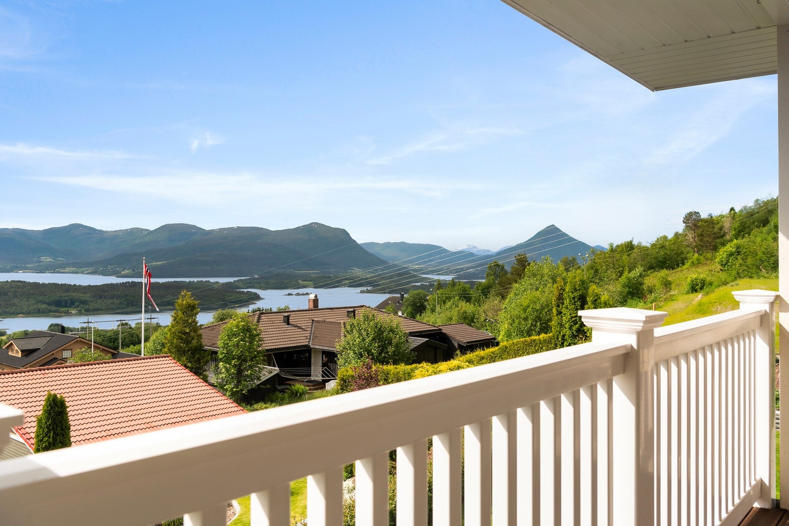 Flott plass med takoverbygg. Vedlikeholdsfritt rekkverk Galleribilde