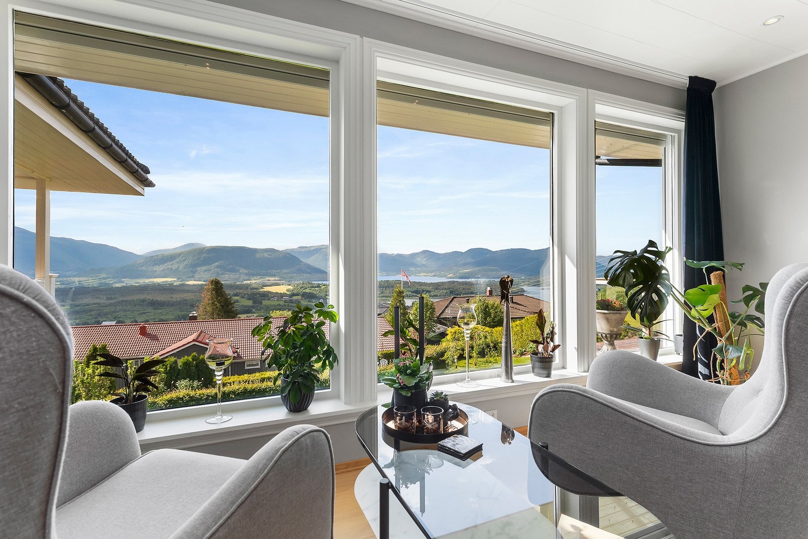 Flere sittegrupper i stuen Galleribilde