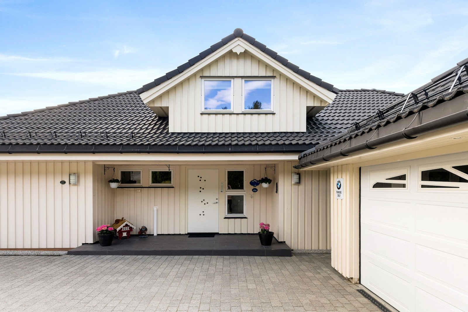 Godt skjermet inngangsparti med garasjen like ved utgangsdøren Galleribilde