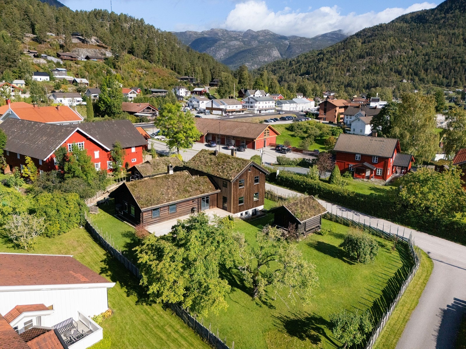 Seljord tilbyr aktiviteter som fotball, håndball, ski, friidrett og ridning, i tillegg til et variert kulturtilbud. Det er verdt å nevne idrettsanlegget på Eventyrøy og skianlegget på Raukleiv. Galleribilde