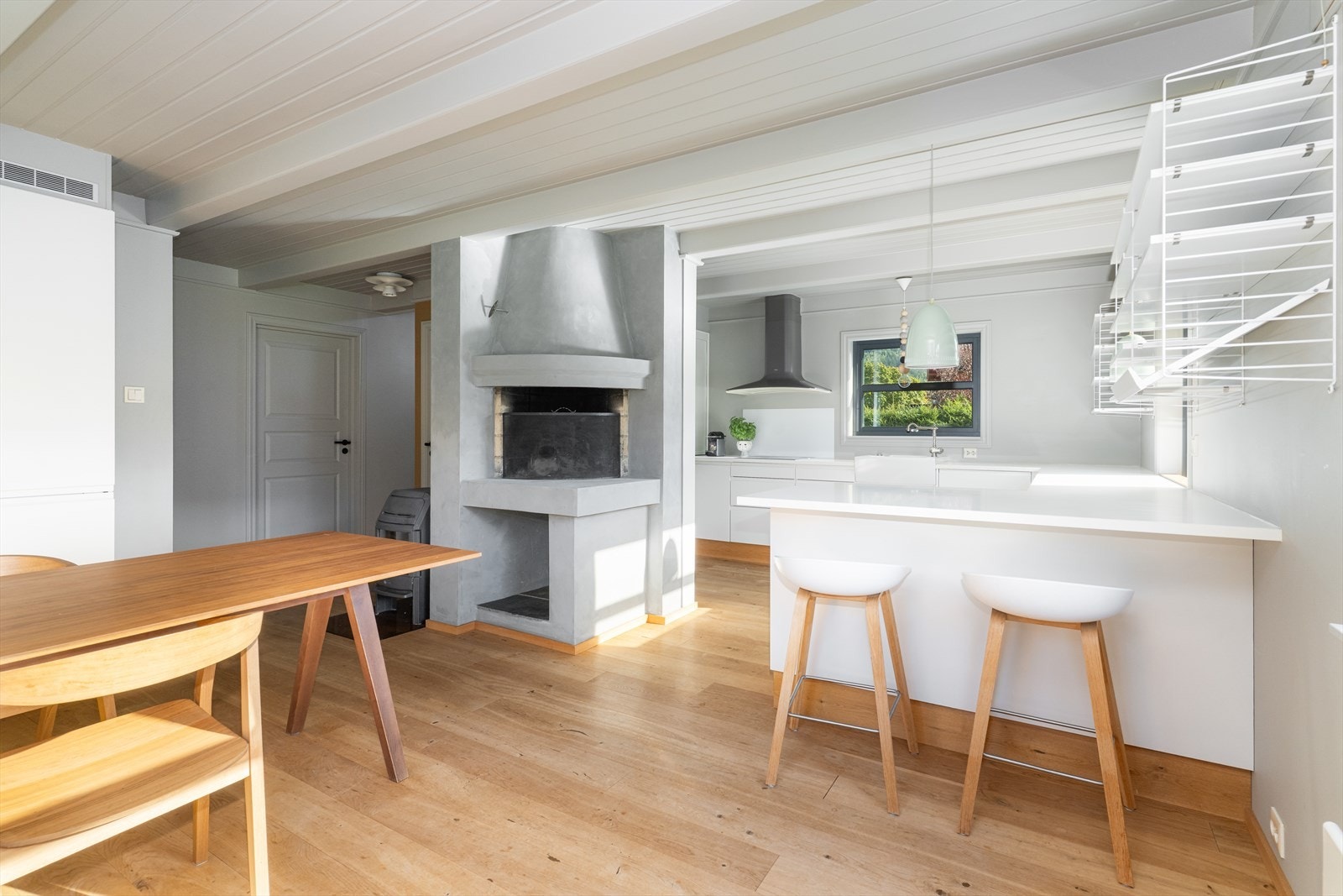 Boligen har flott, nytt kjøkken med innredning fra HTH med stor tilliggende spisedel og hyggelig barløsning. Også her er det etablert åpen peis hvor gode måltider kan nytes med innsyn til flammene. Galleribilde