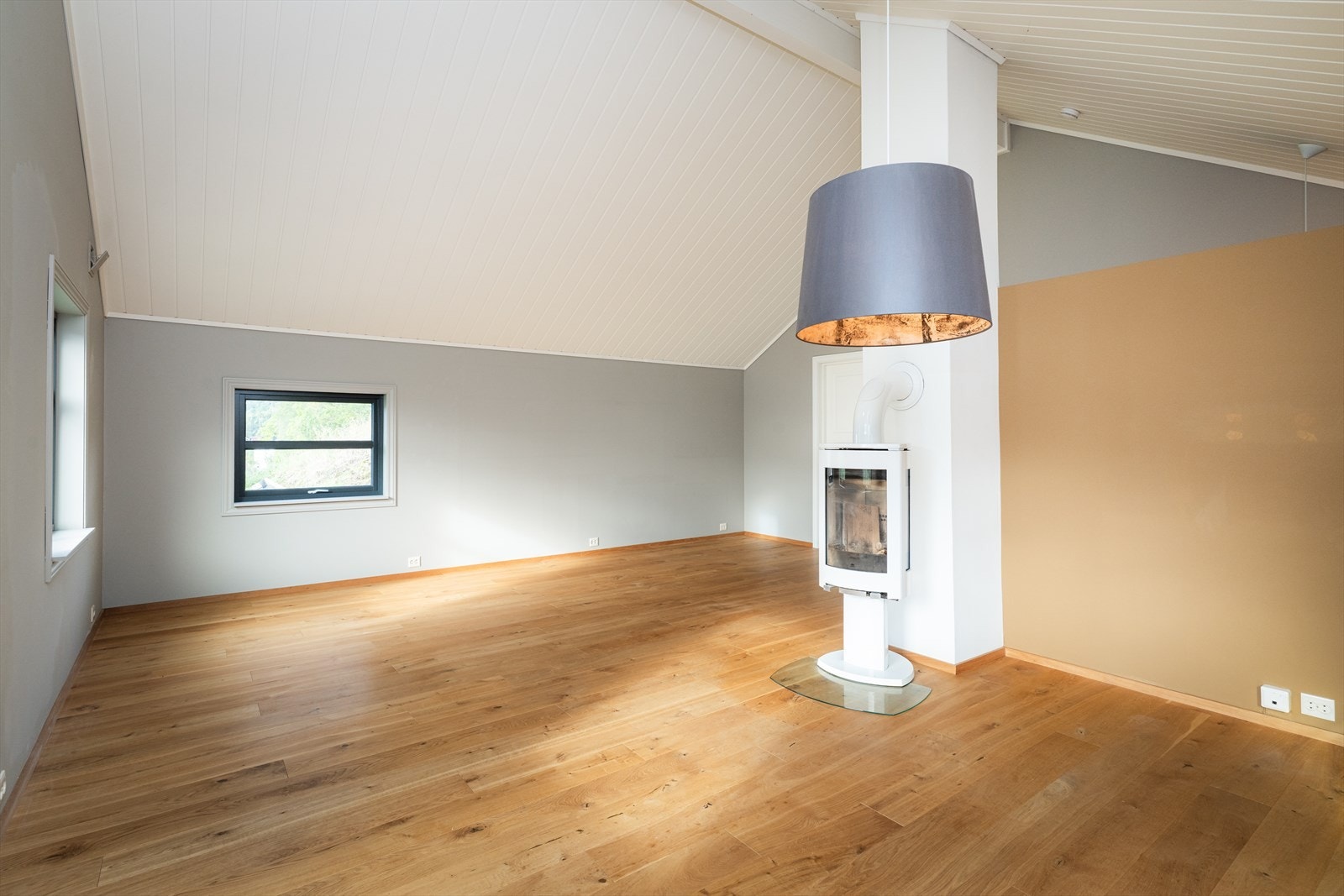 Innvendige overflater består hovedsakelig av nytt heltre eikegulv i hovedhus, samt fliser i gang, klesbod og toalett med varmekabler. Alle vegger/overflater i hovedhus er malt. Galleribilde