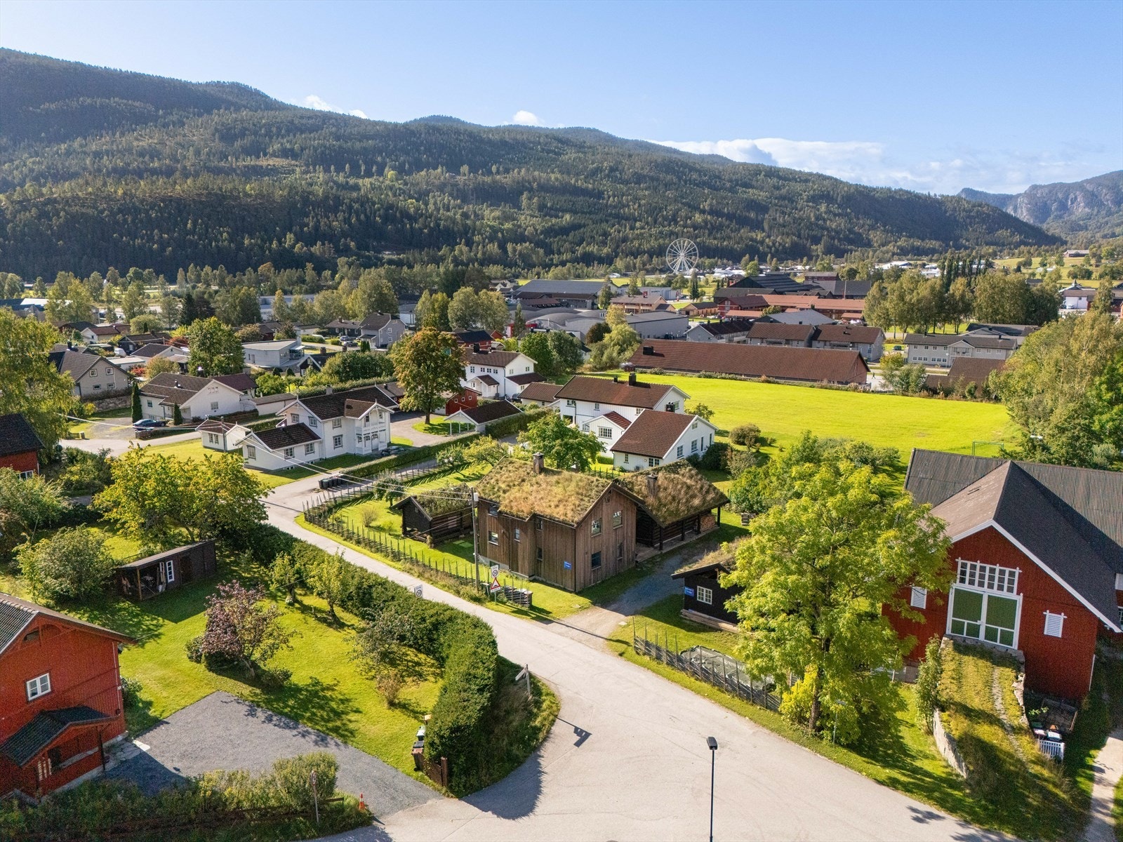 Gangavstand til Telesenteret og handelsområdet rundt. Senteret har et godt utvalg av butikker, apotek, frisør og Vinmonopol. I tillegg er det flere hyggelige nisjebutikker og spisesteder i områdene rundt senteret. Galleribilde