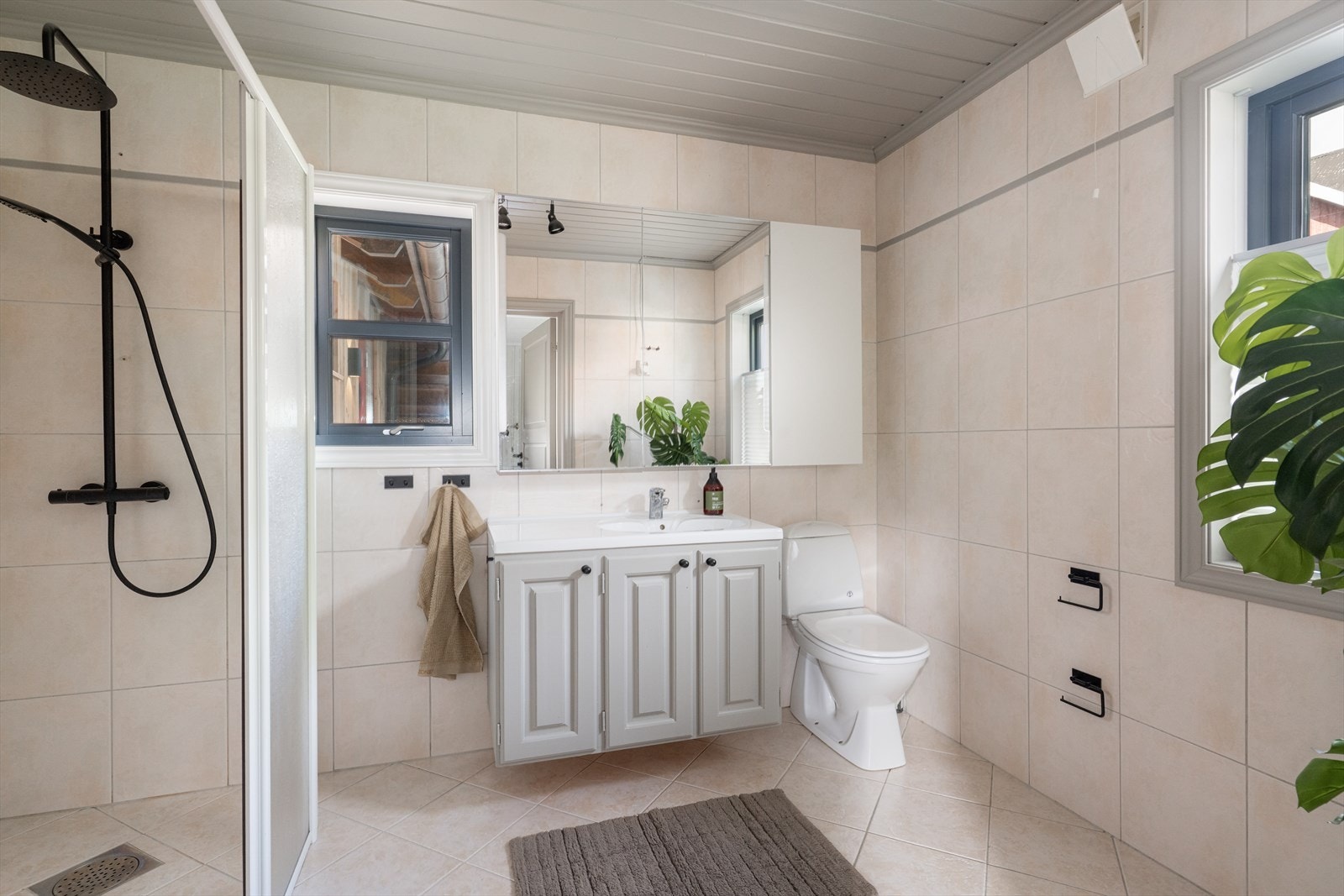 Badet er også innredet med dusjhjørne med glassvegger og gulvmontert toalett, samt opplegg til vaskemaskin.
Badet er utvidet uten at dette er søkt om og uten at nødvendig godkjennelse er gitt av kommunen. Galleribilde