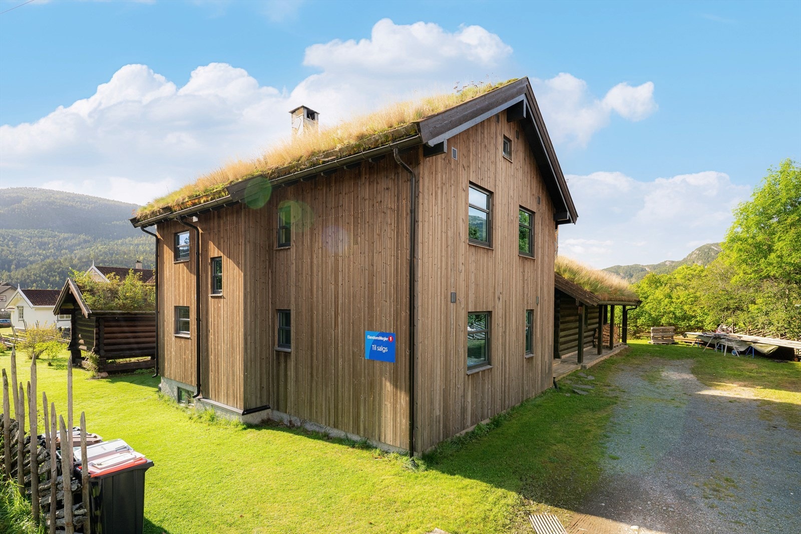 Det er i 2025 oppgradert med ny kledning på hovedhus og anneks, samt nye vinduer på hele huset og deler av anneks. Galleribilde