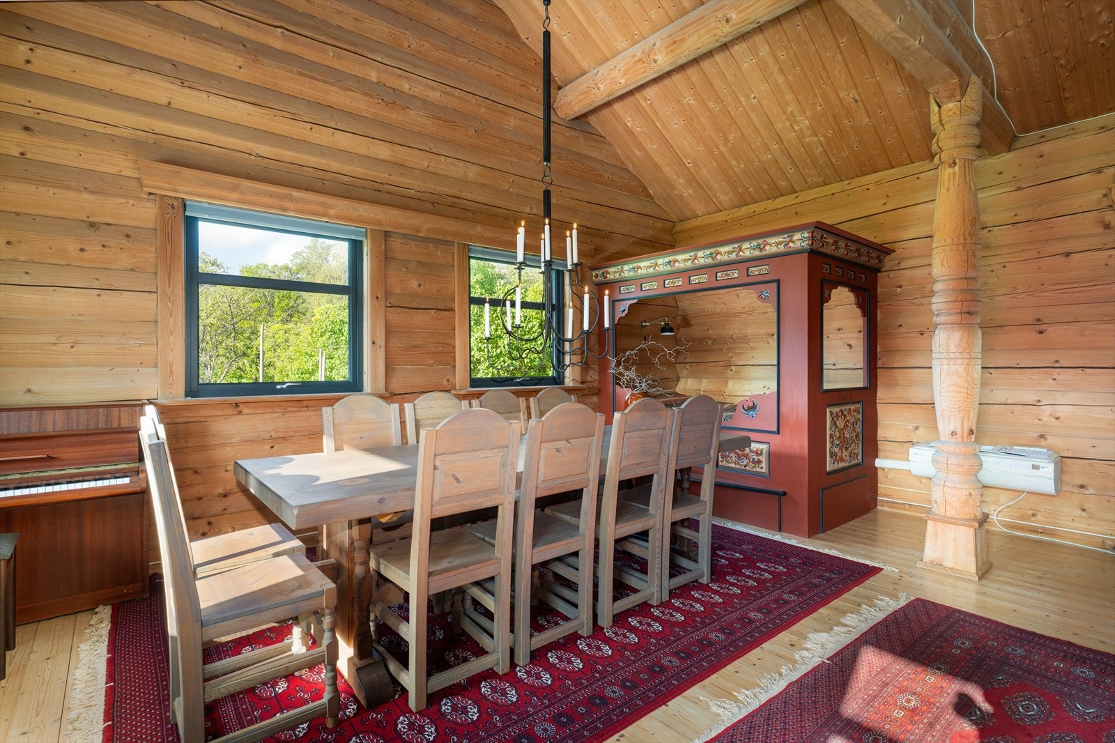 Gode vindusflater tilfører godt med dagslys, og ved spisestua er det himmelseng i bonderomantisk stil. Galleribilde