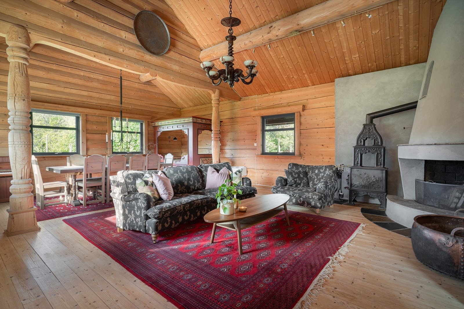 Det flotte huset med varme og sjel er påkostet både utvendig og innvendig, og fremstår med både moderne løsninger og laftet del med mye sjarm. Galleribilde