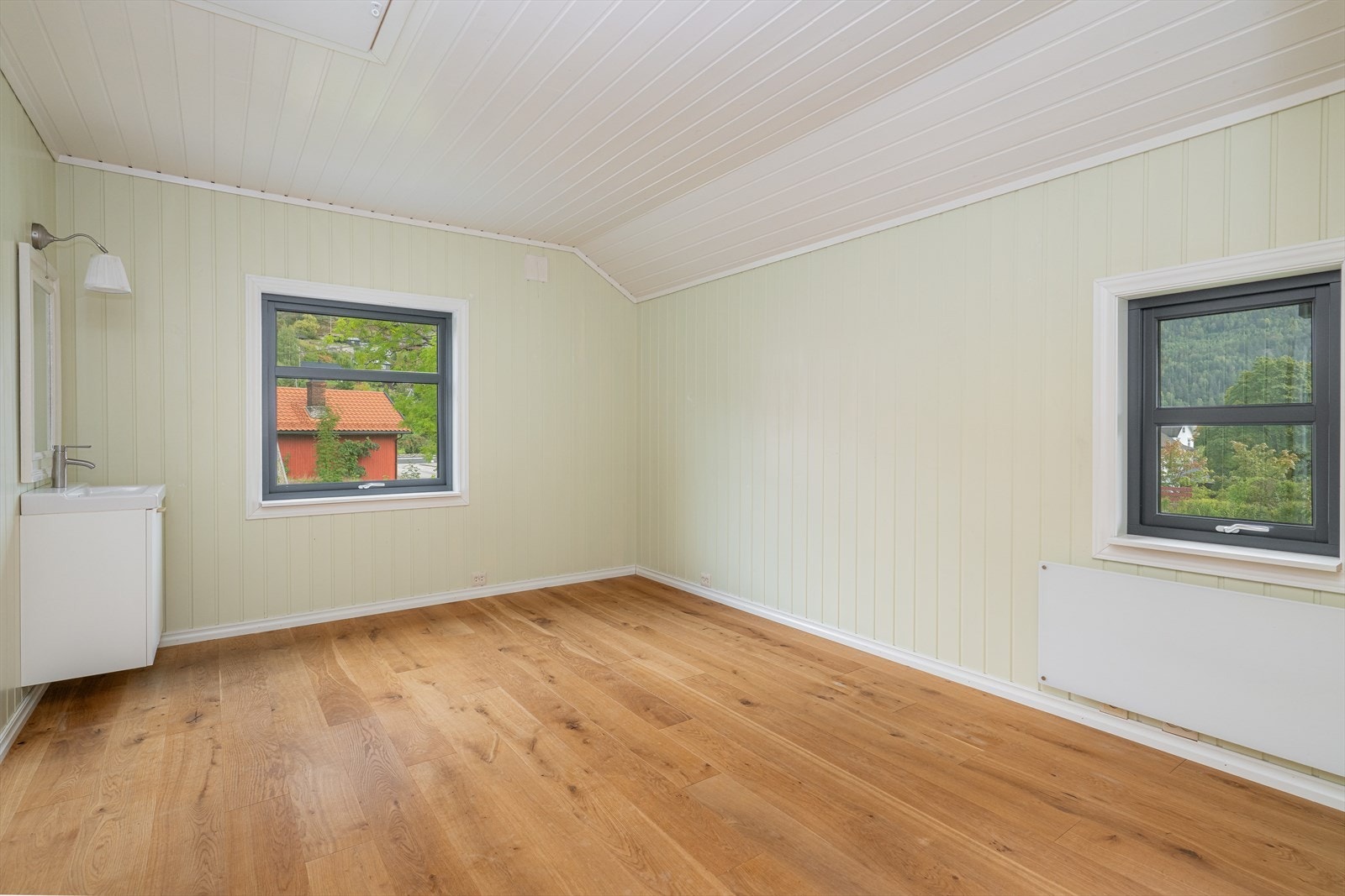 De to soverommene i 2. etasje er også av god størrelse og har lyse overflater. Galleribilde