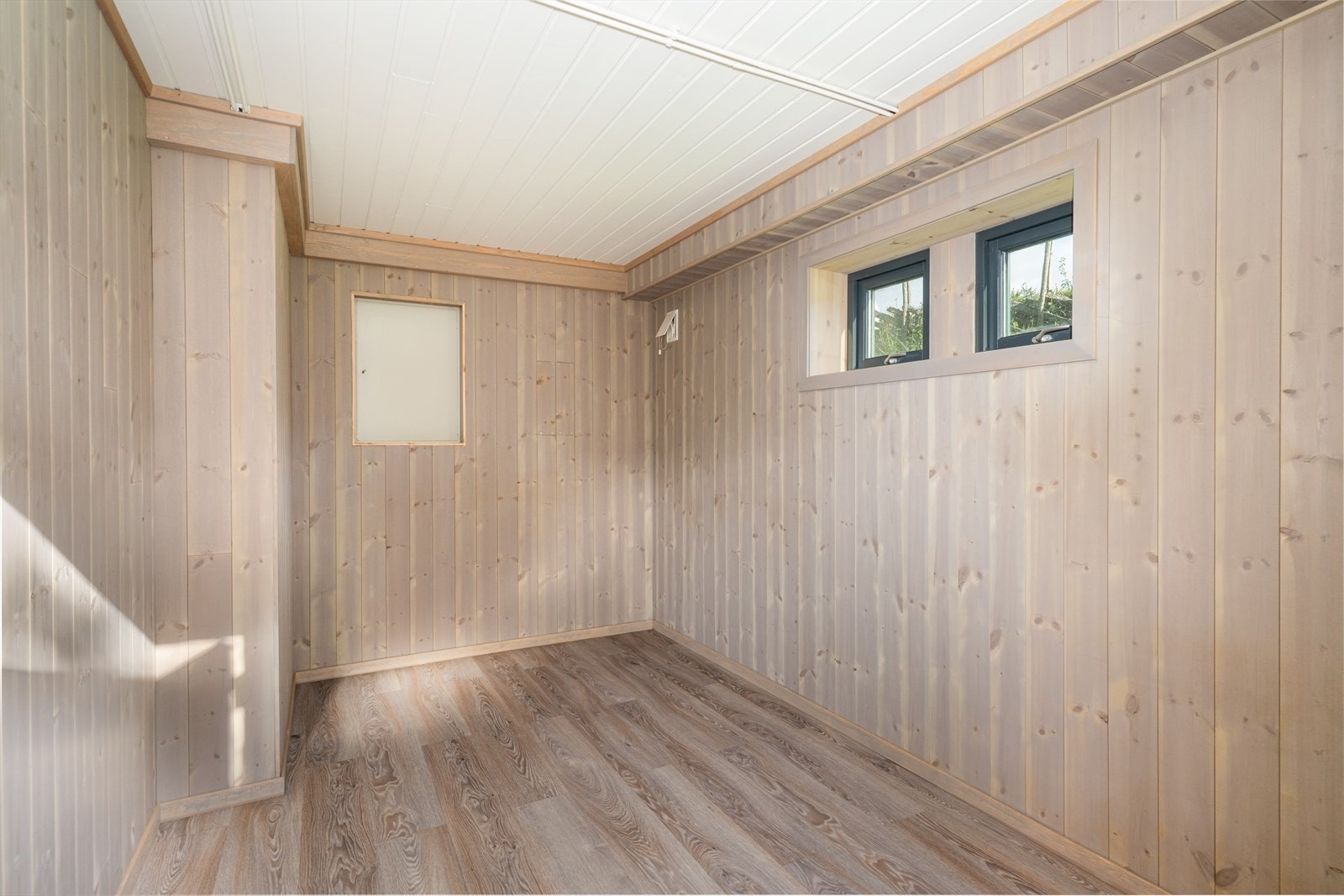 Her er det et romslig, nyoppusset gangareal med plass til ønsket møblering. Galleribilde