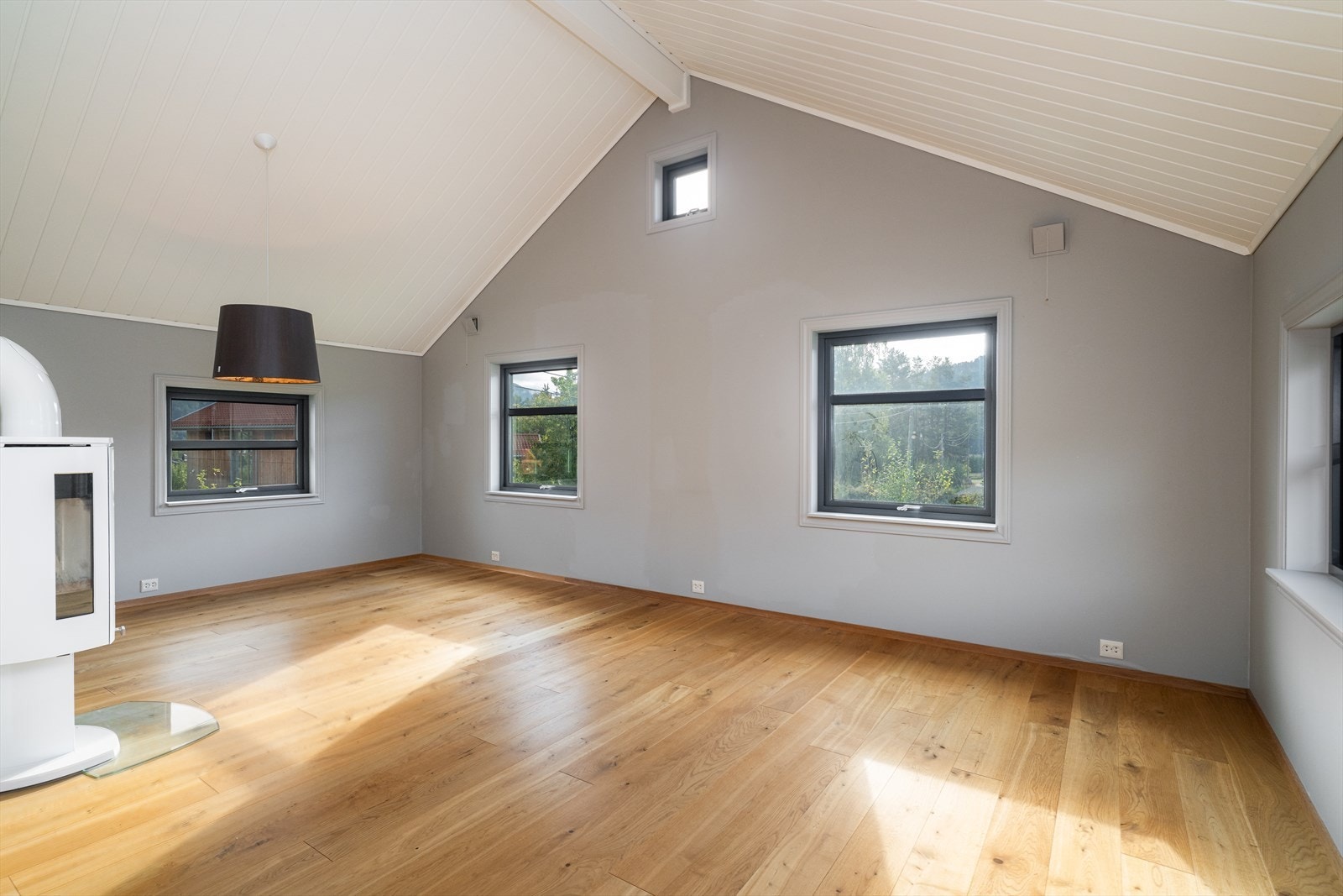 Stua har god takhøyde som gir en luftig romfølelse og nydelig heltre eik på gulvet. Galleribilde