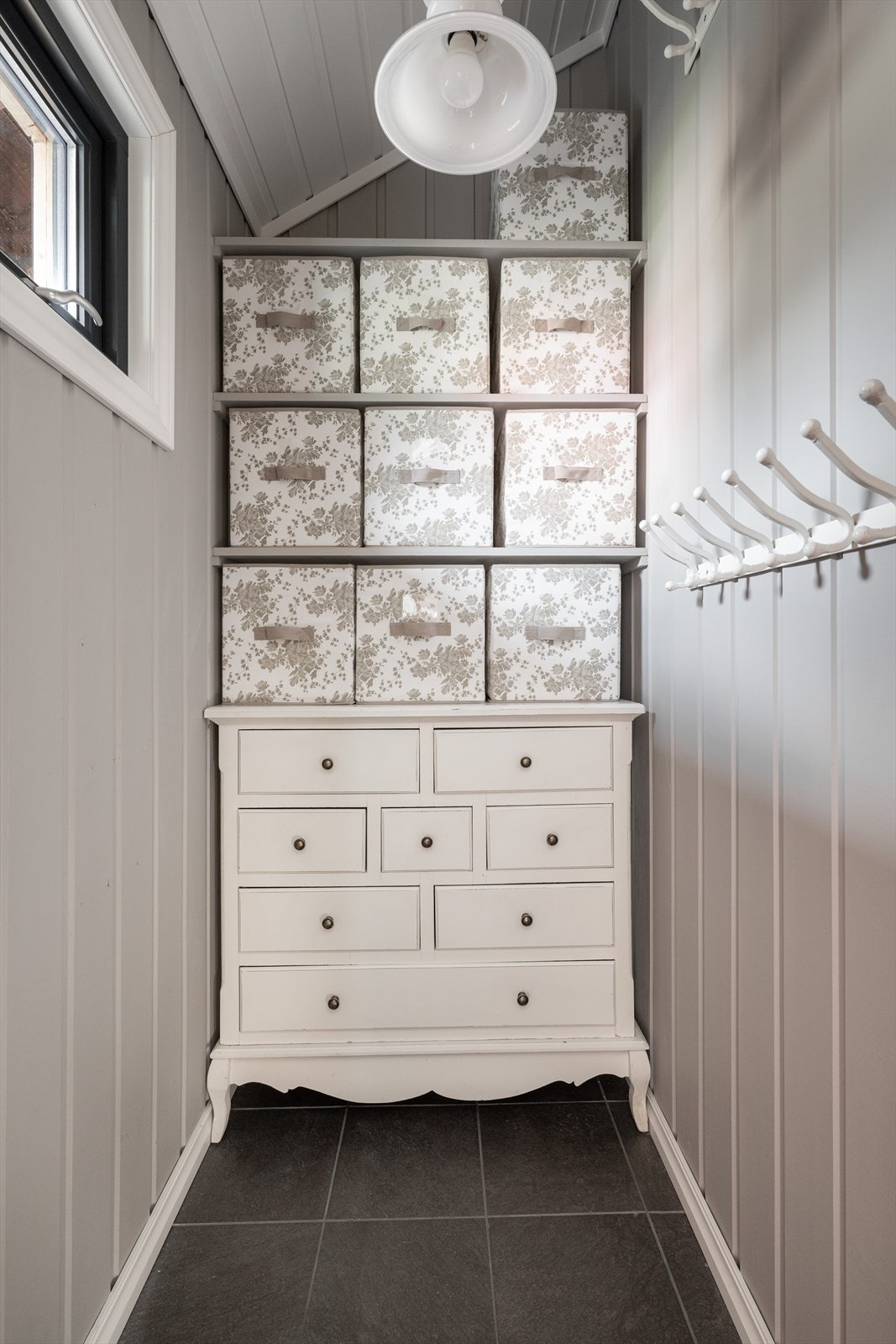 Inntil gangen er det etablert en kjekk oppbevaringsplass med hyller og knagger. Galleribilde