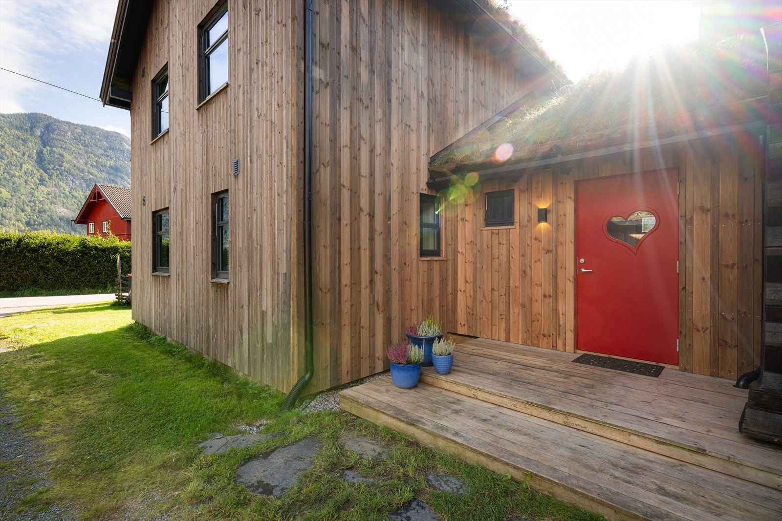 Boligen har et hyggelig inngangsparti, hvor døra med hjertevindu virkelig ønsker deg velkommen hjem! Galleribilde