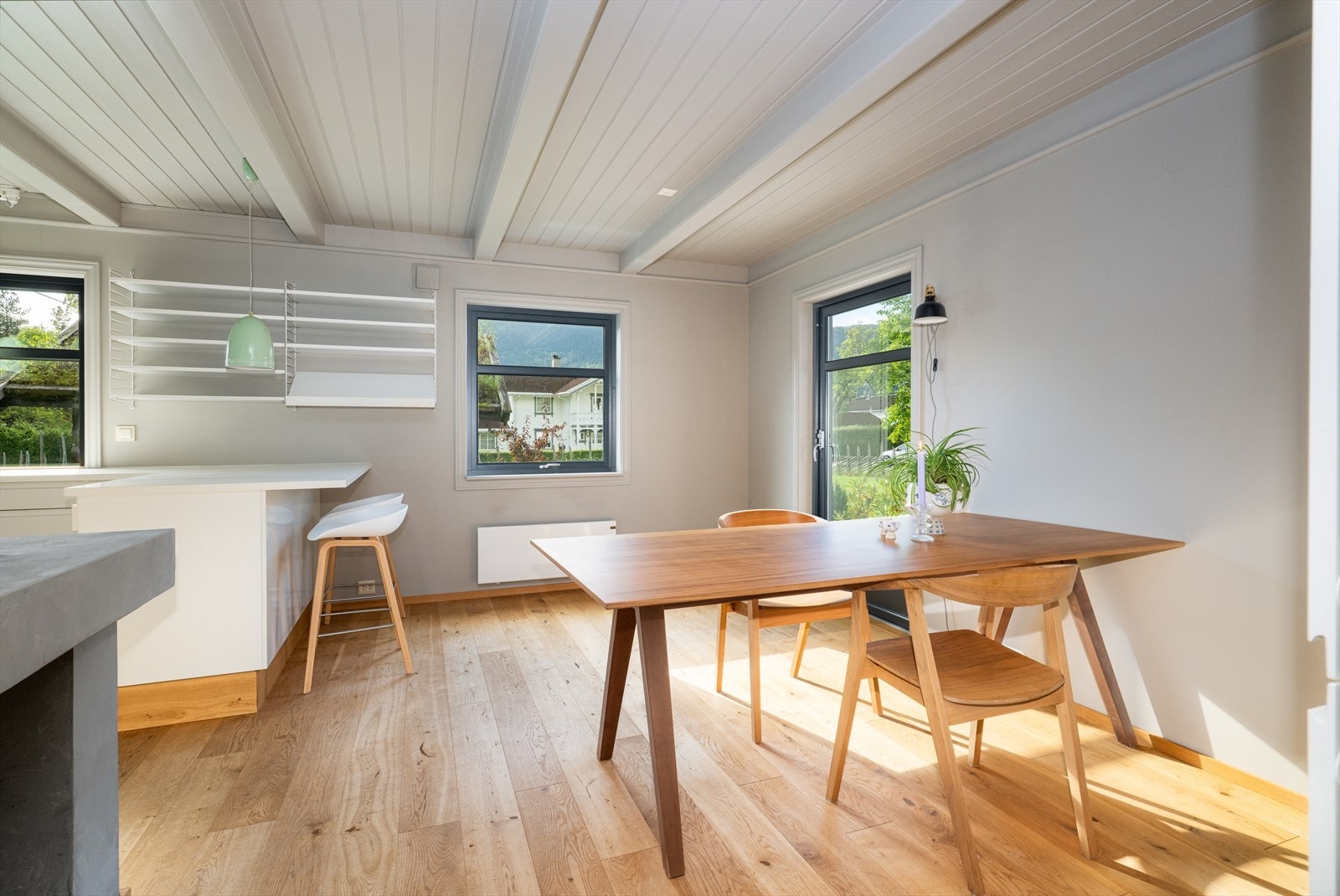 Romslig spisesplass og koselig frokostbar! Galleribilde