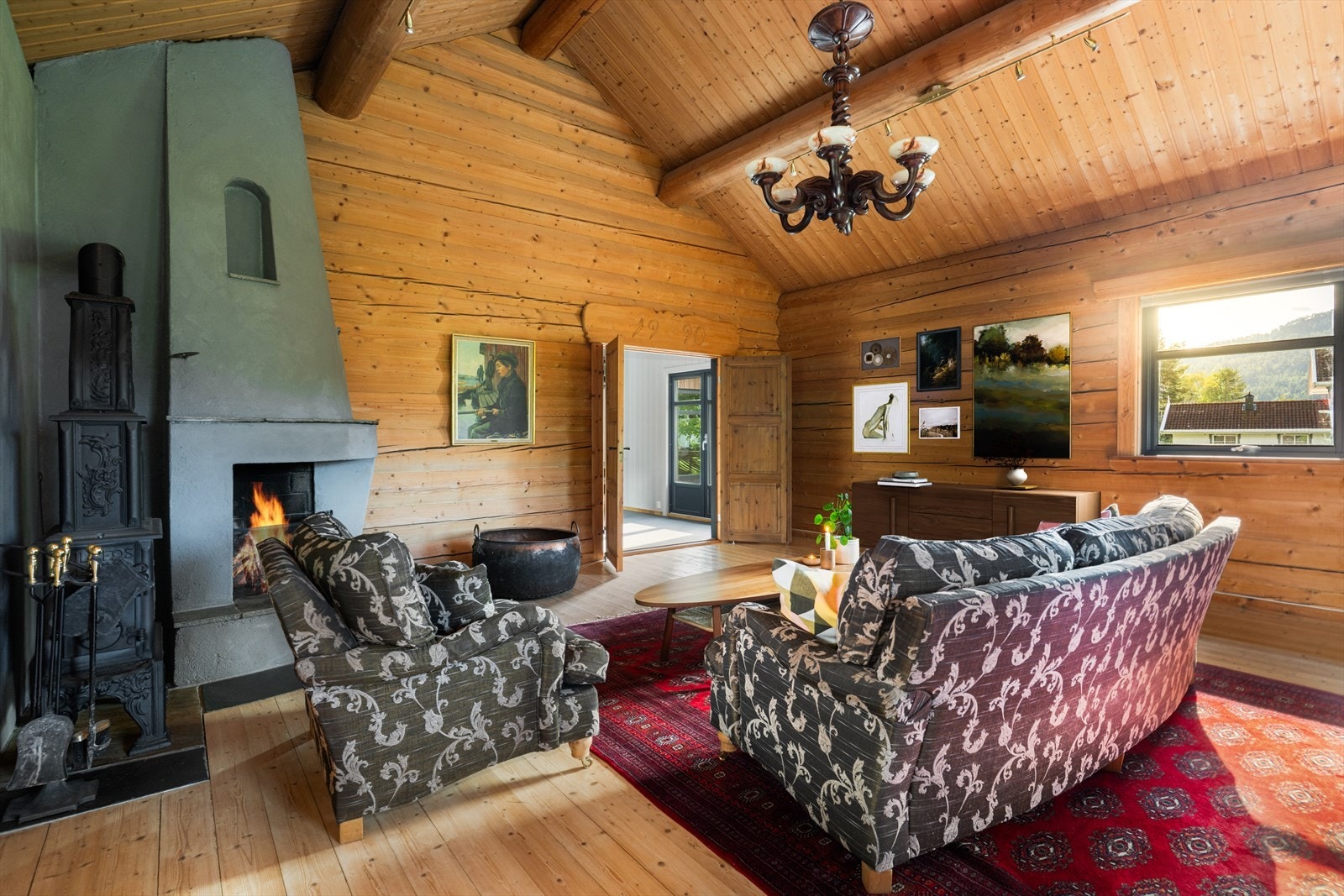 Fra gangen er det dobbel dør inn mot den sjarmerende stua som ligger i den lafta delen av boligen. Galleribilde