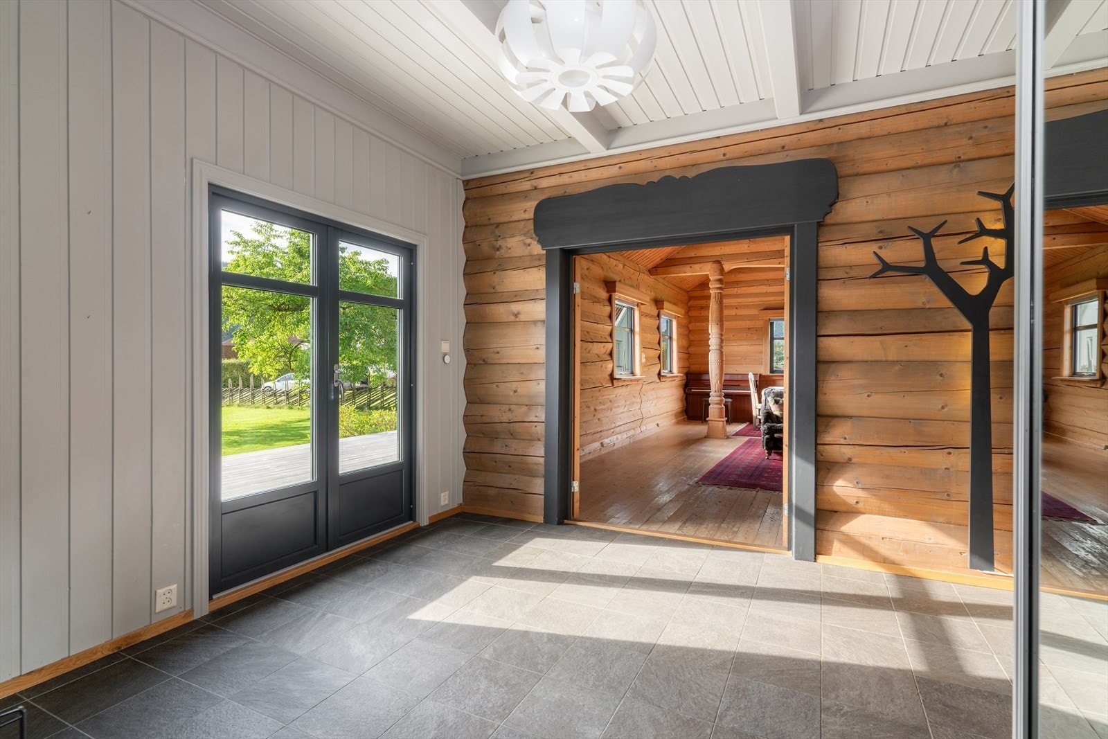 Fra gangen er det utgang til nydelig terrasse- og hagedel. Galleribilde