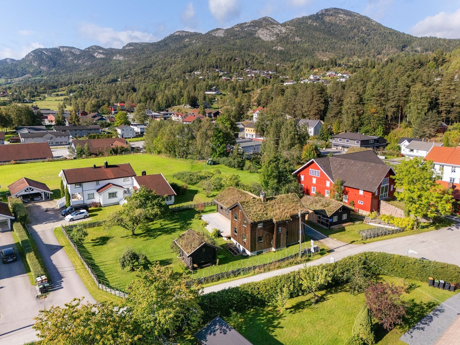 Seljord er viden kjent for Norges største mat- og landbruksmesse, countryfestival og Seljordsormen. E-134 som går gjennom kommunen er knutepunktet mellom øst og vest. Galleribilde