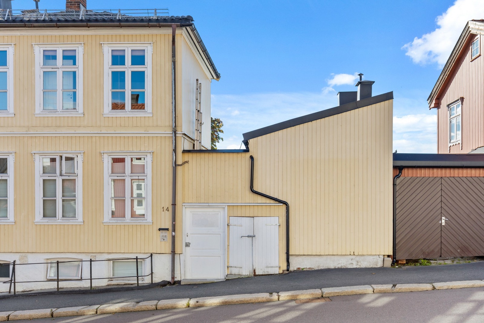 Flott gård fra 1891 med stallbygning. Adkomst fra gaten via portrom. Galleribilde