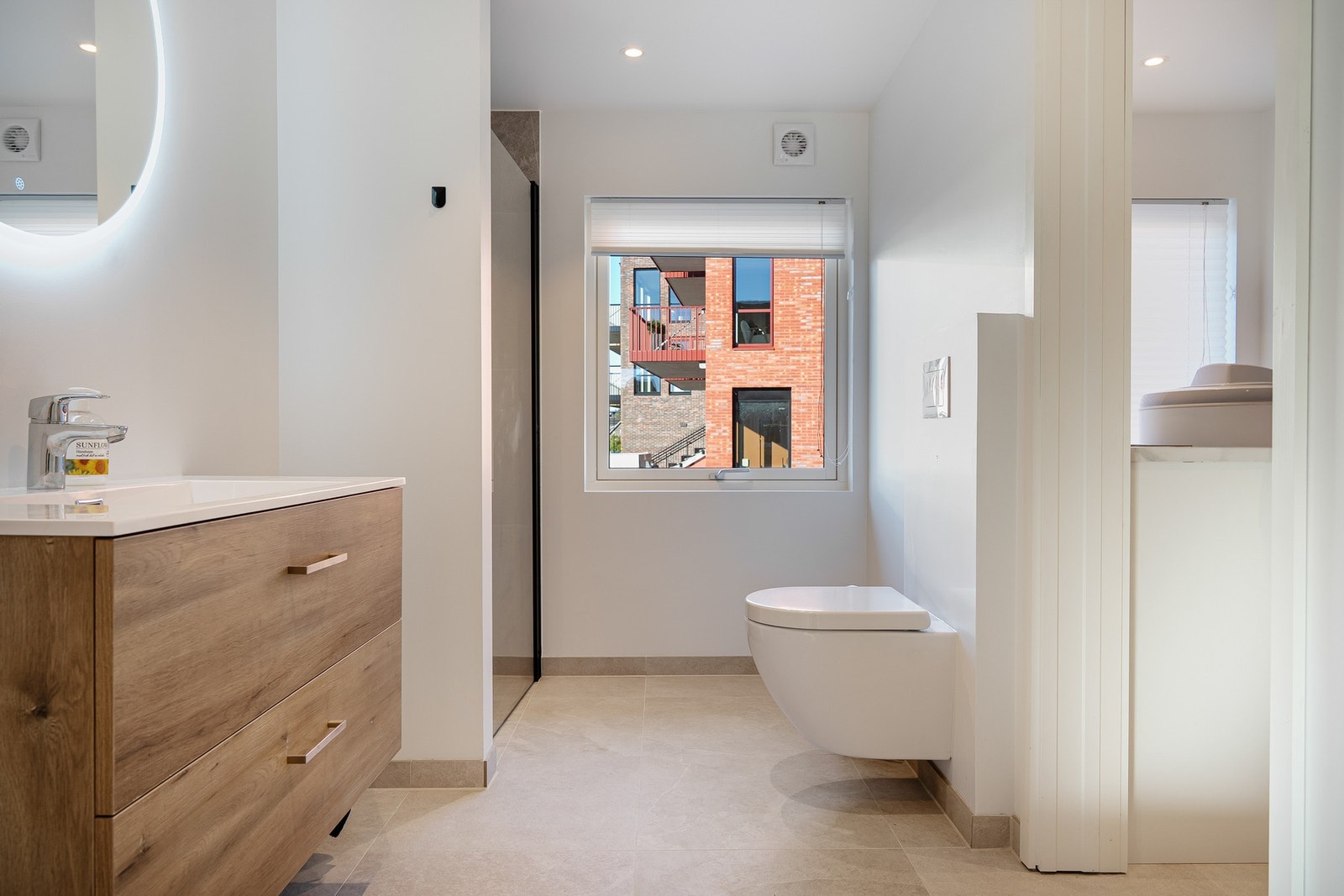 Lyst og delikat bad fra 2025 tilknyttet eget vaskerom. Galleribilde