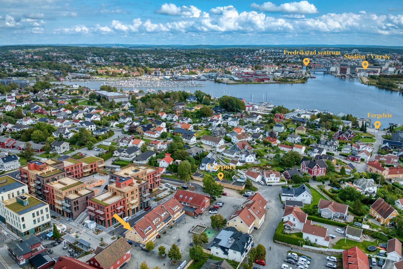Fra leiligheten er det kun 5 minutter spasertur til fergeleie med gratis byferge til Fredrikstad sentrum, bryggepromenaden og Værstetorvet. Galleribilde