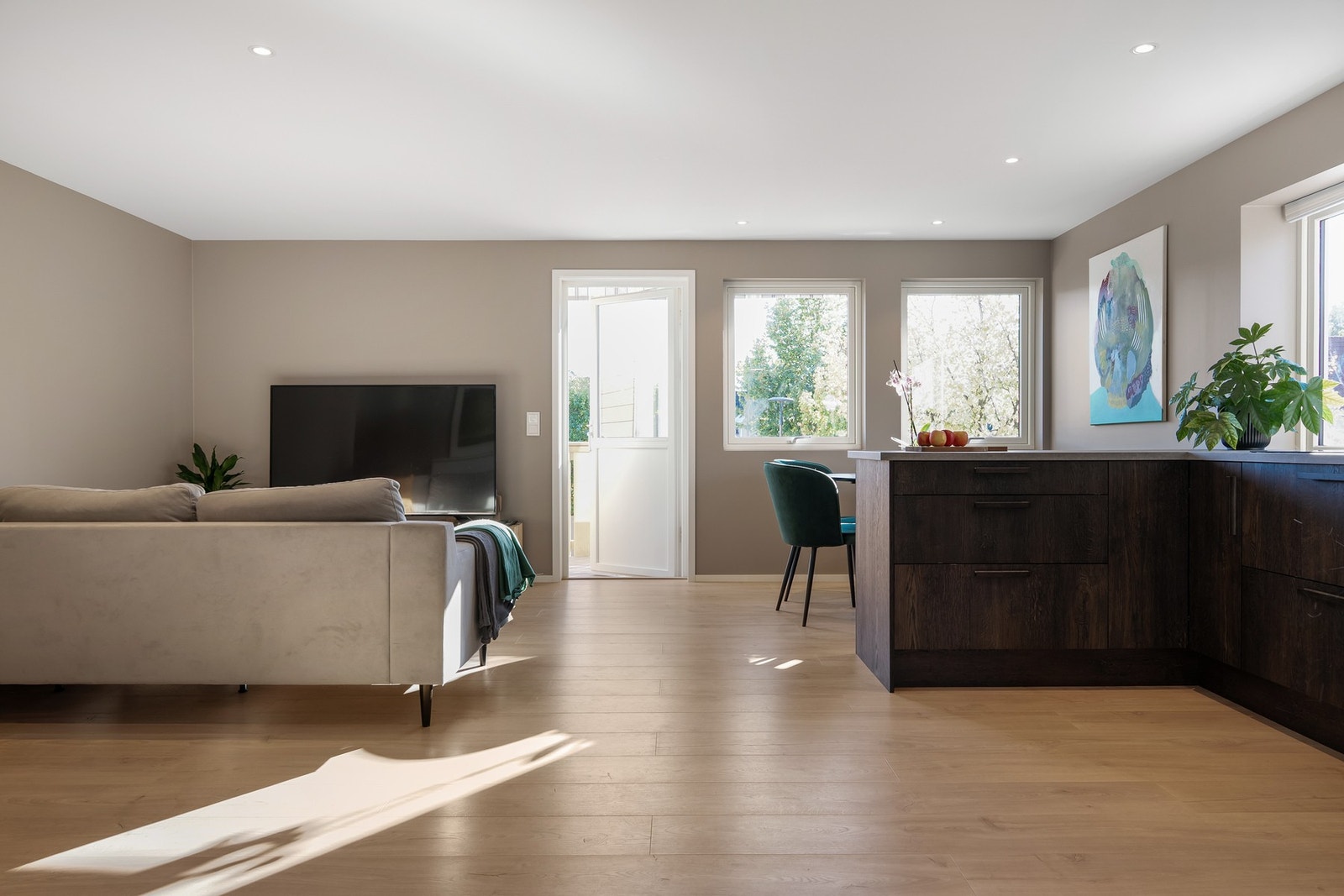 Leiligheten er totalrenovert i perioden 2024 / 2025 med nye overflater, kjøkken, bad og vinduer . Galleribilde