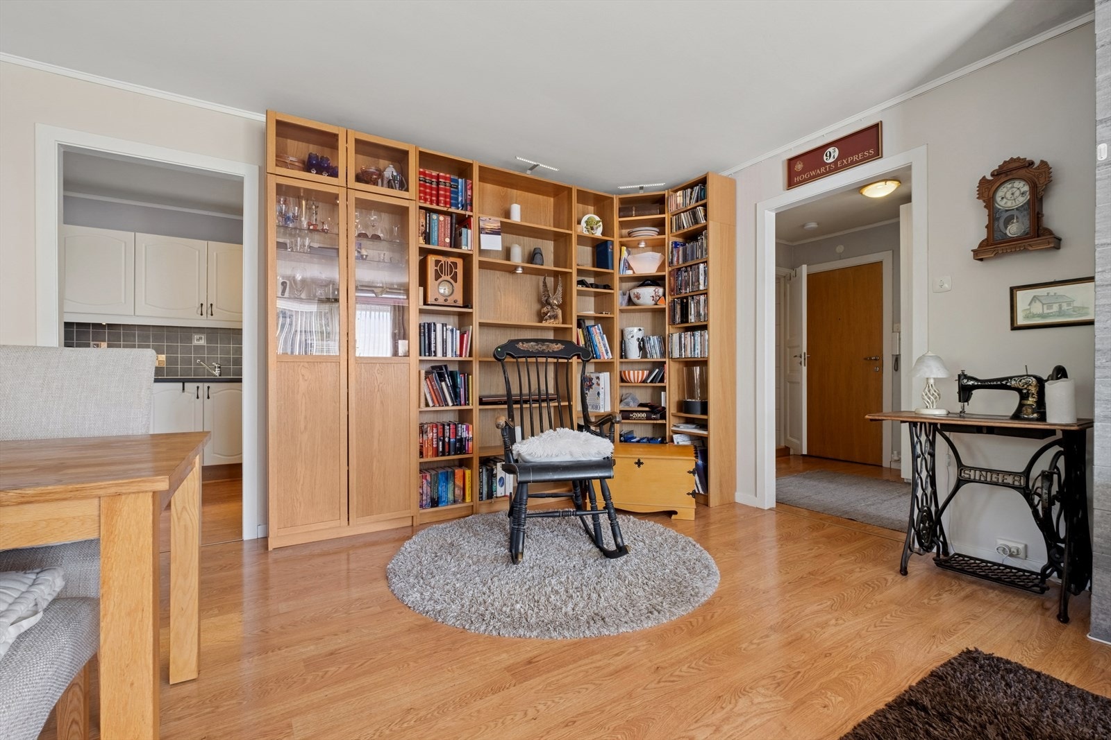 Stuen har plass til salong og spisebord Galleribilde