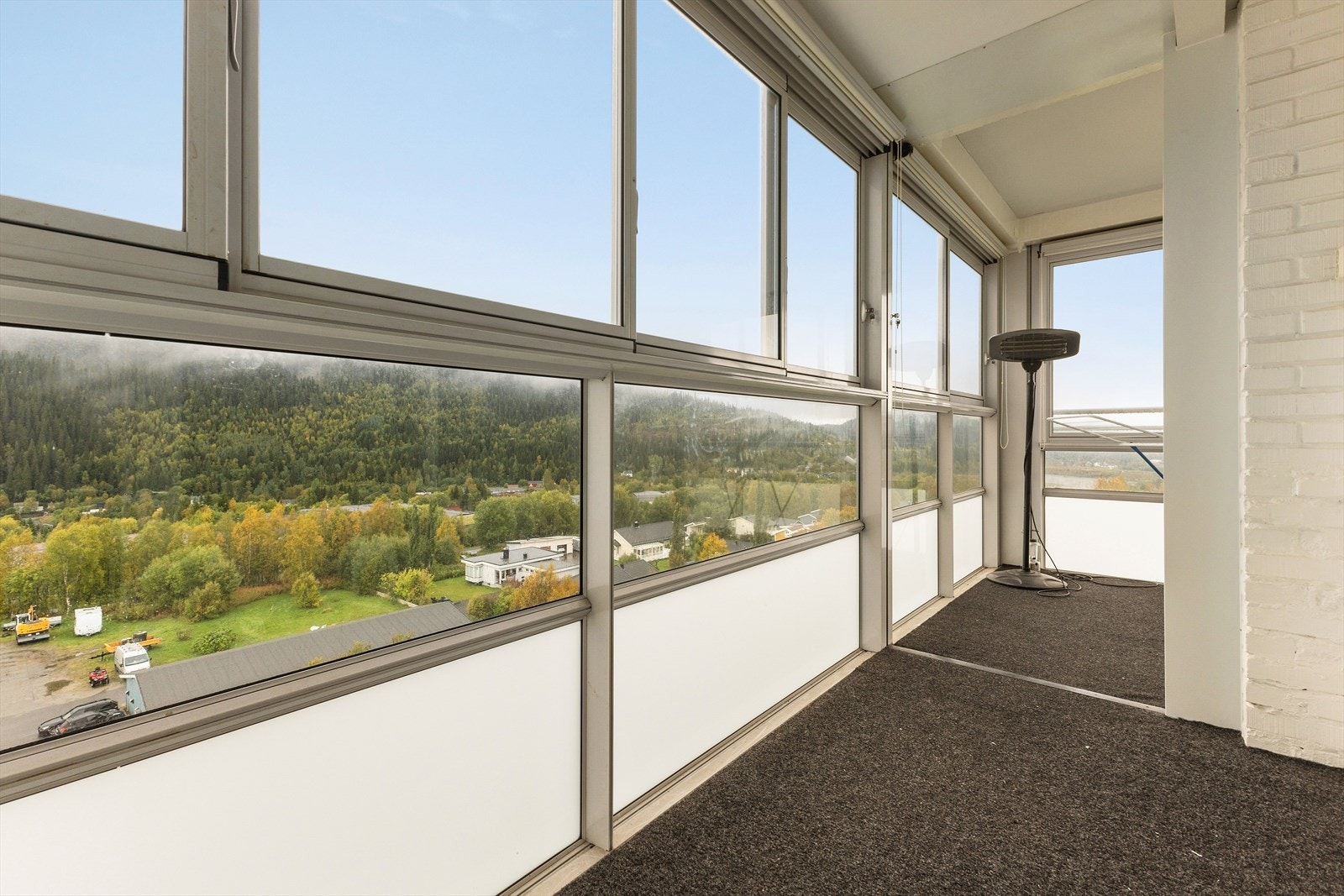 To innglassede balkonger, som til sammen utgjør ca. 26 m², gjør at du kan nyte ekstra bruksareal store deler av året. Galleribilde