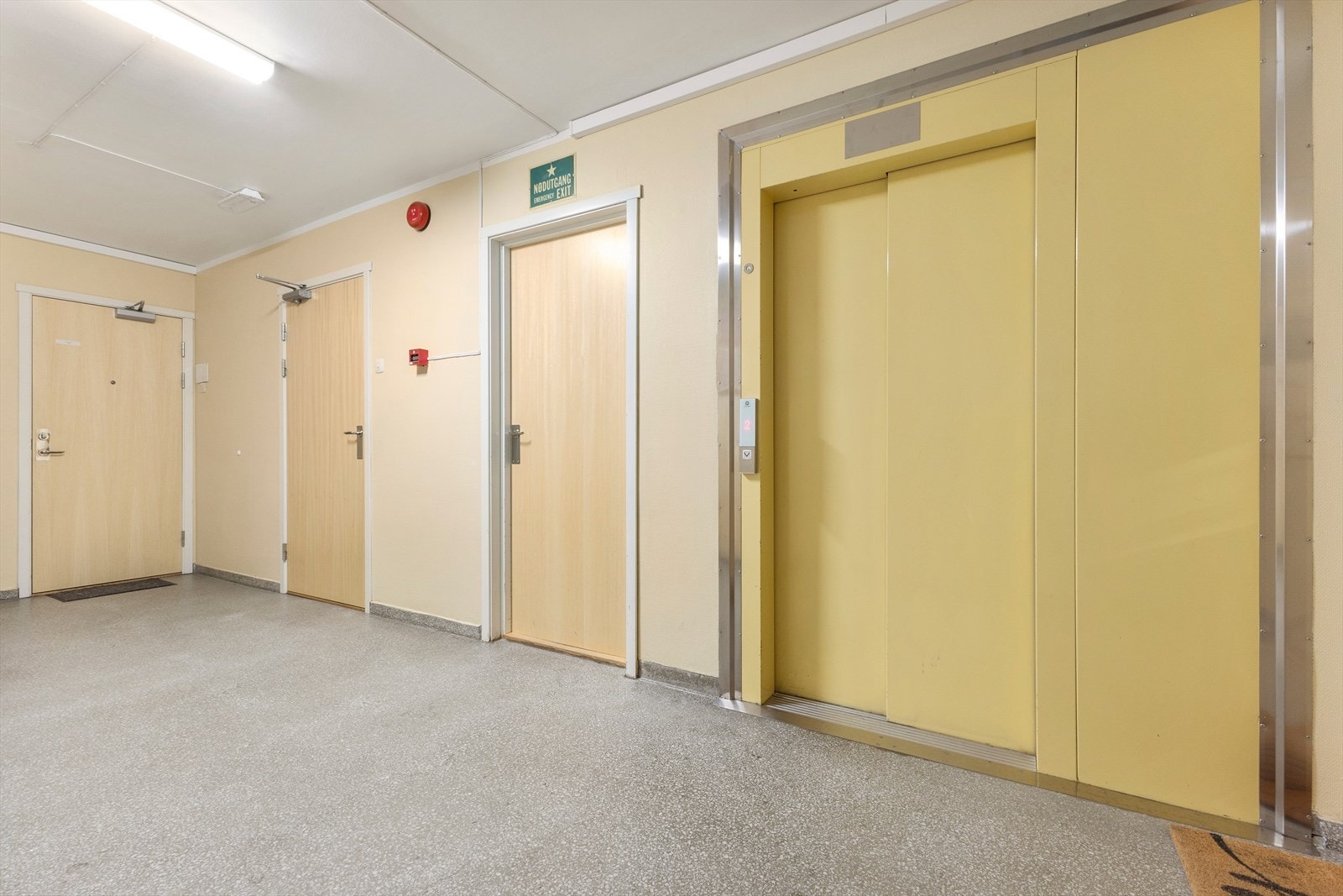 De opparbeidede uteområdene med lekeplass er et hyggelig samlingspunkt. Parkering er tilgjengelig på oppstillingsplasser utenfor blokken, og det er mulighet for å søke om garasjeplass via venteliste. Galleribilde