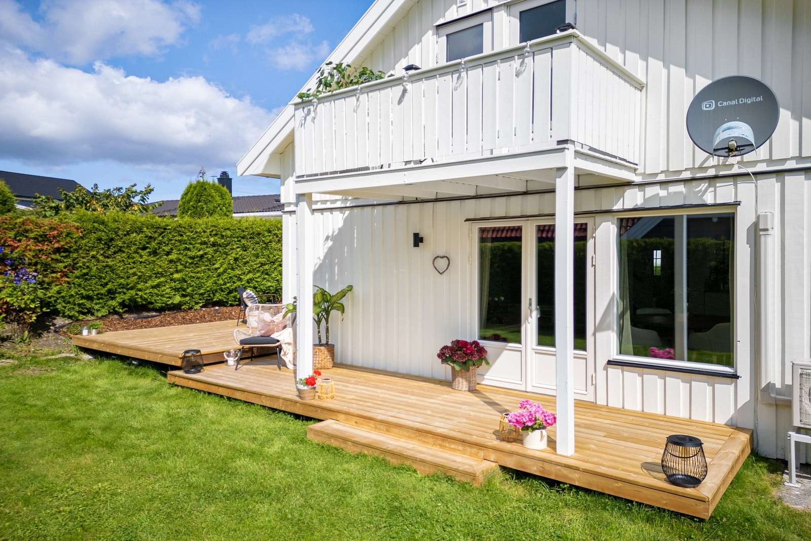 Delvis overbygget syd- og vestvendt platting på ca. 36 kvm Galleribilde