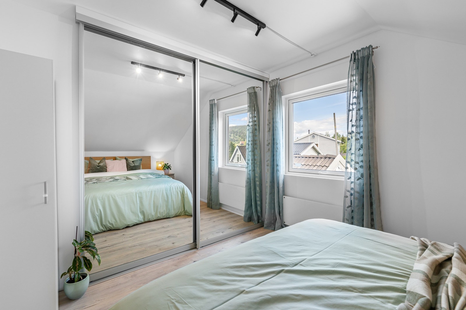 Soverom 1 med skyvedørsgarderobe Galleribilde