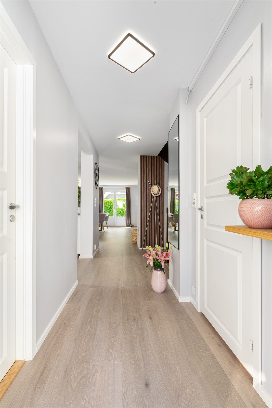 Entré med laminat på gulv, malte vegger og malt himling Galleribilde