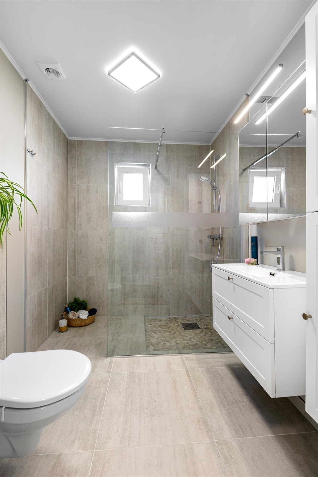 Flislagt bad med gulvvarme og dusjnisje Galleribilde