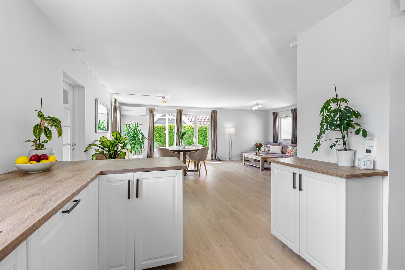 Underskap i hvit utførelse og benkeplate av laminat Galleribilde