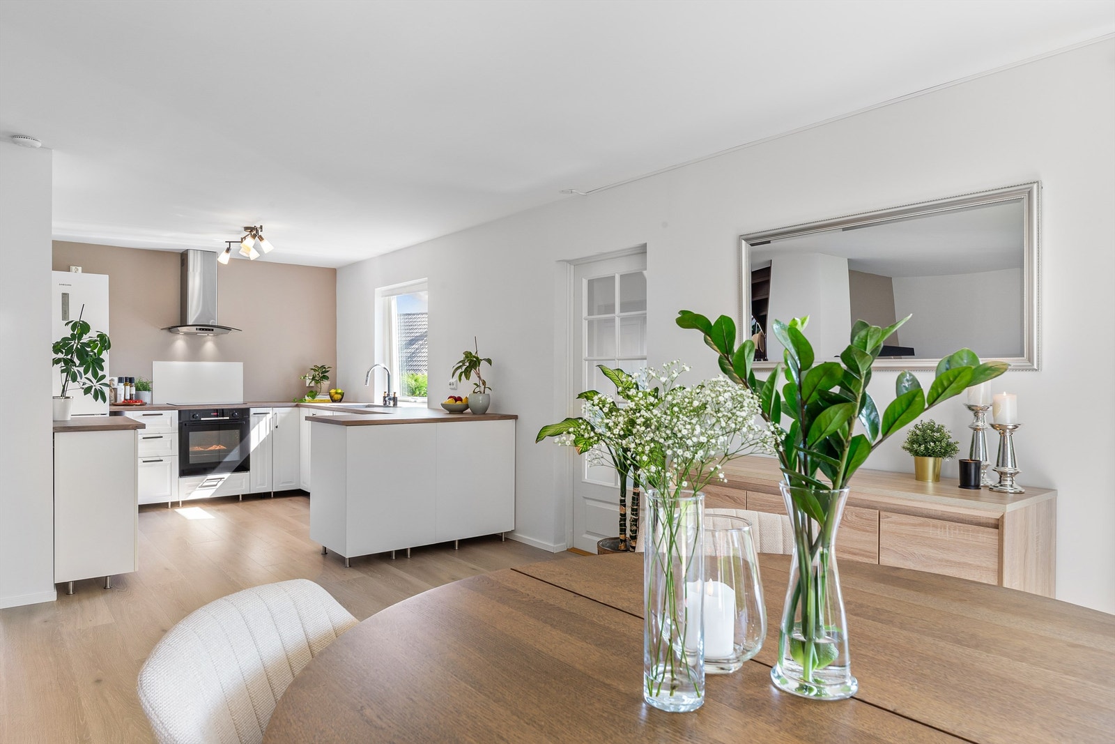 Laminat på gulv, malte vegger og malt himling Galleribilde