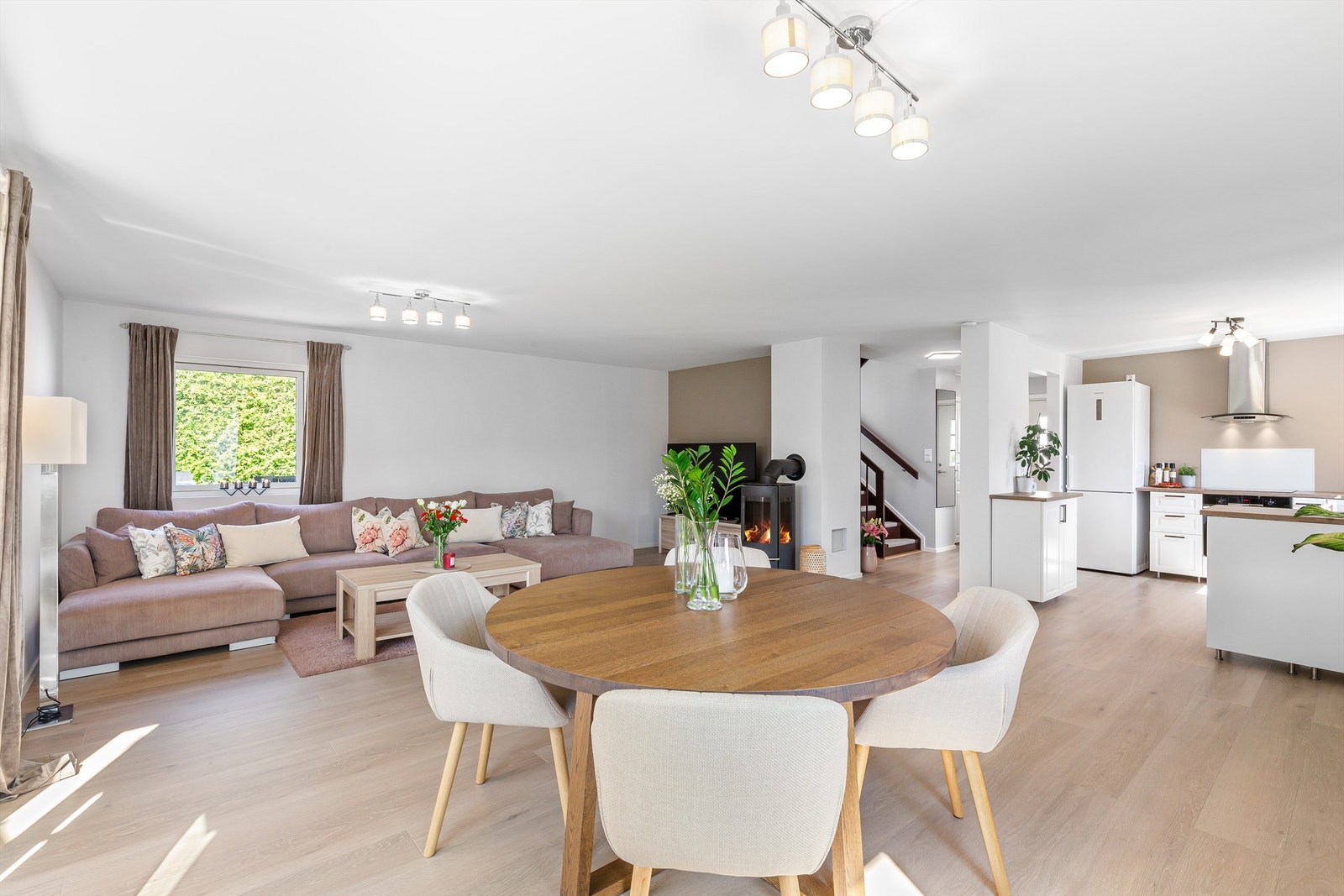 Åpen løsning mellom spisestue og kjøkken Galleribilde