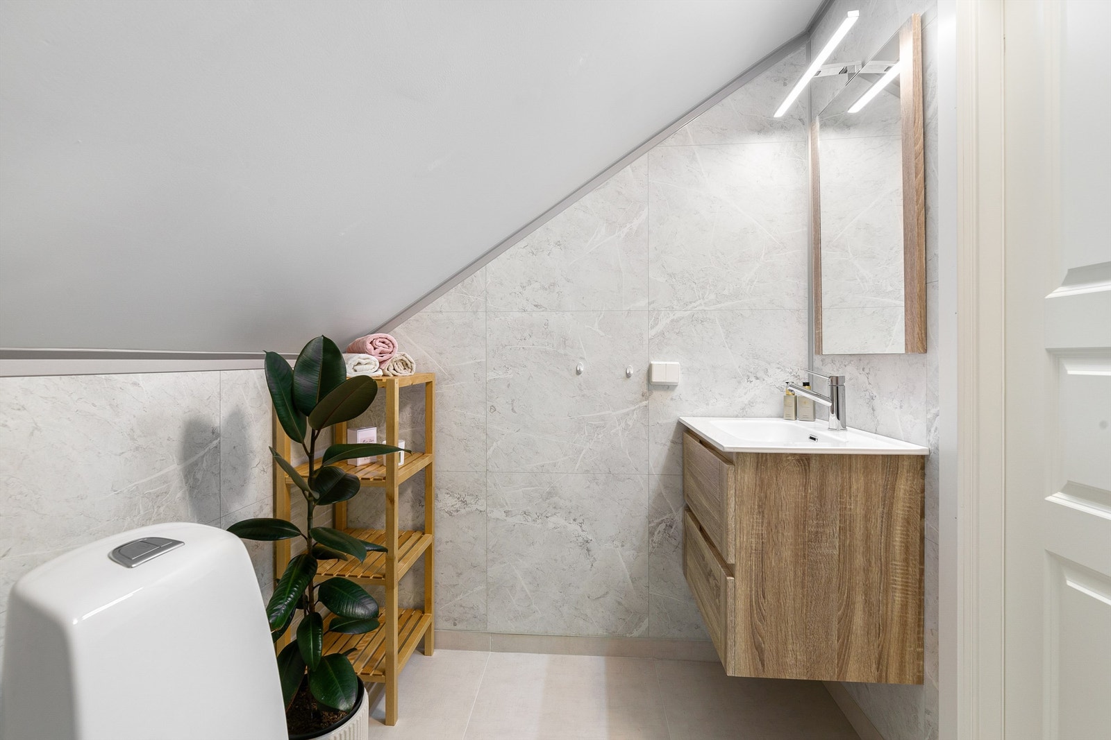 Bad med gulvvarme og frittstående badekar Galleribilde