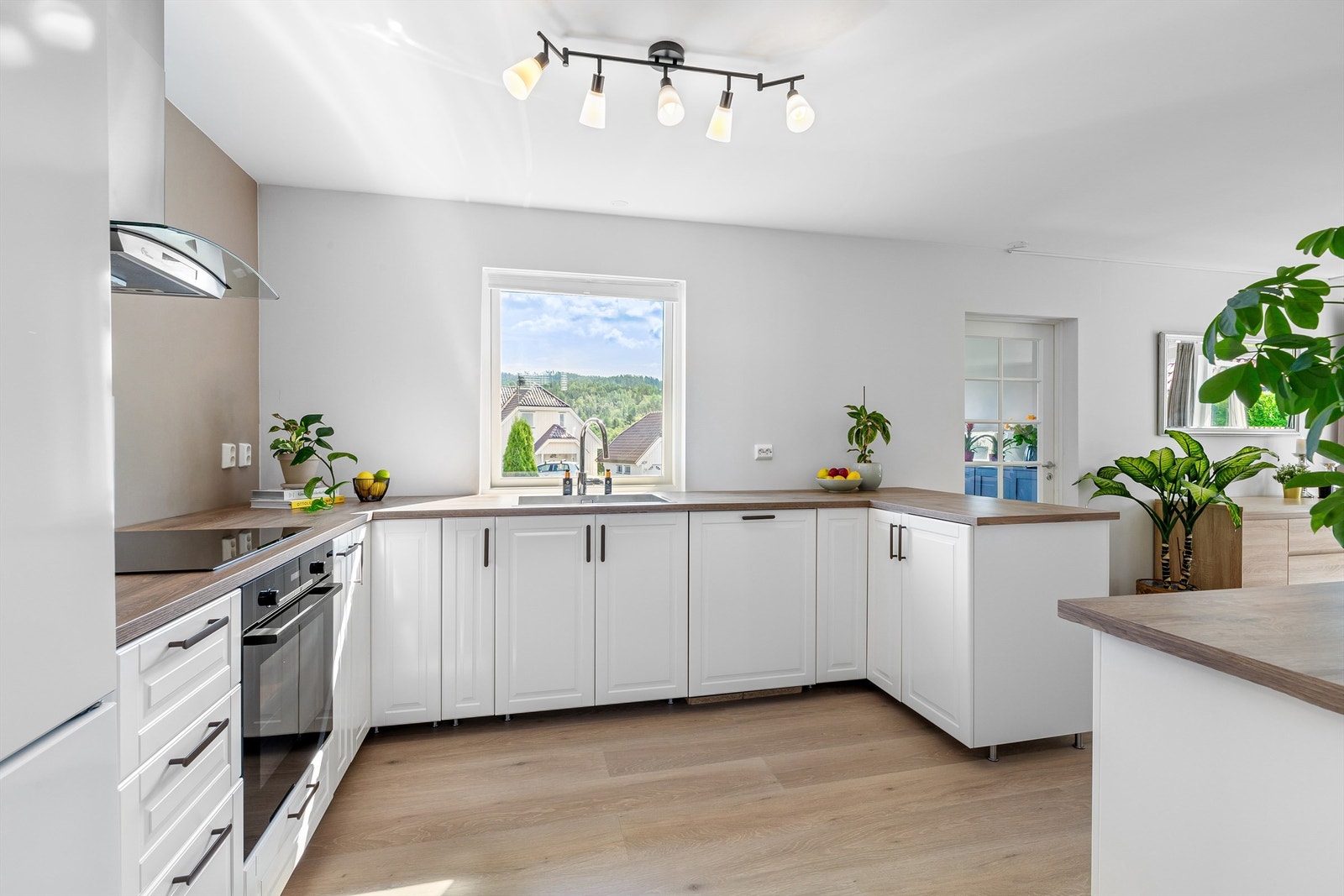 Kjøkkenet har komfyrvakt og lekkasjesikring med sensor Galleribilde