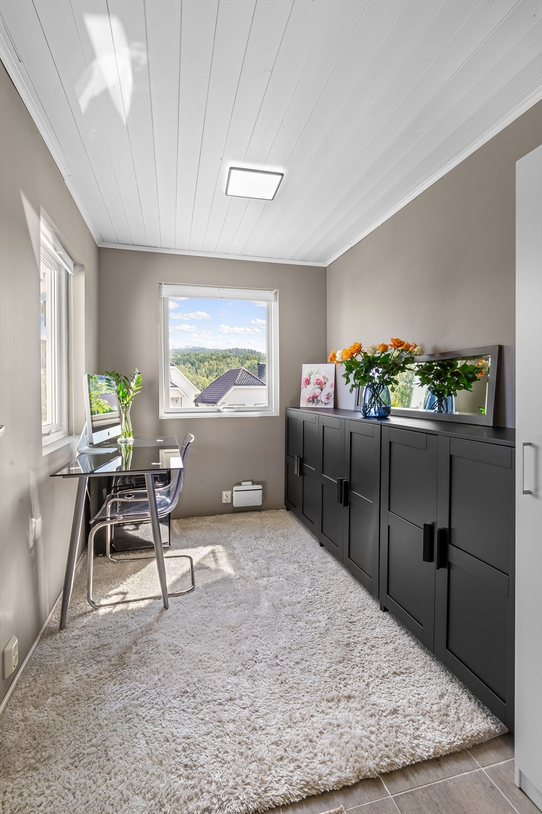 Kontor med gulvvarme, fliser på gulv, malte vegger og malt panel i himling Galleribilde