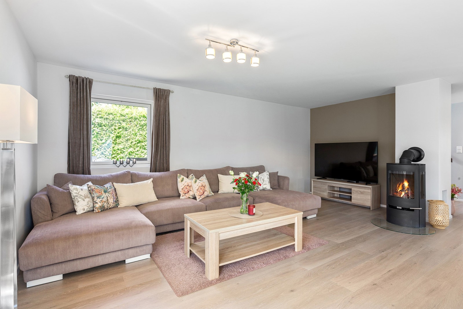 Romslig stue med sofaområde og spiseplass Galleribilde