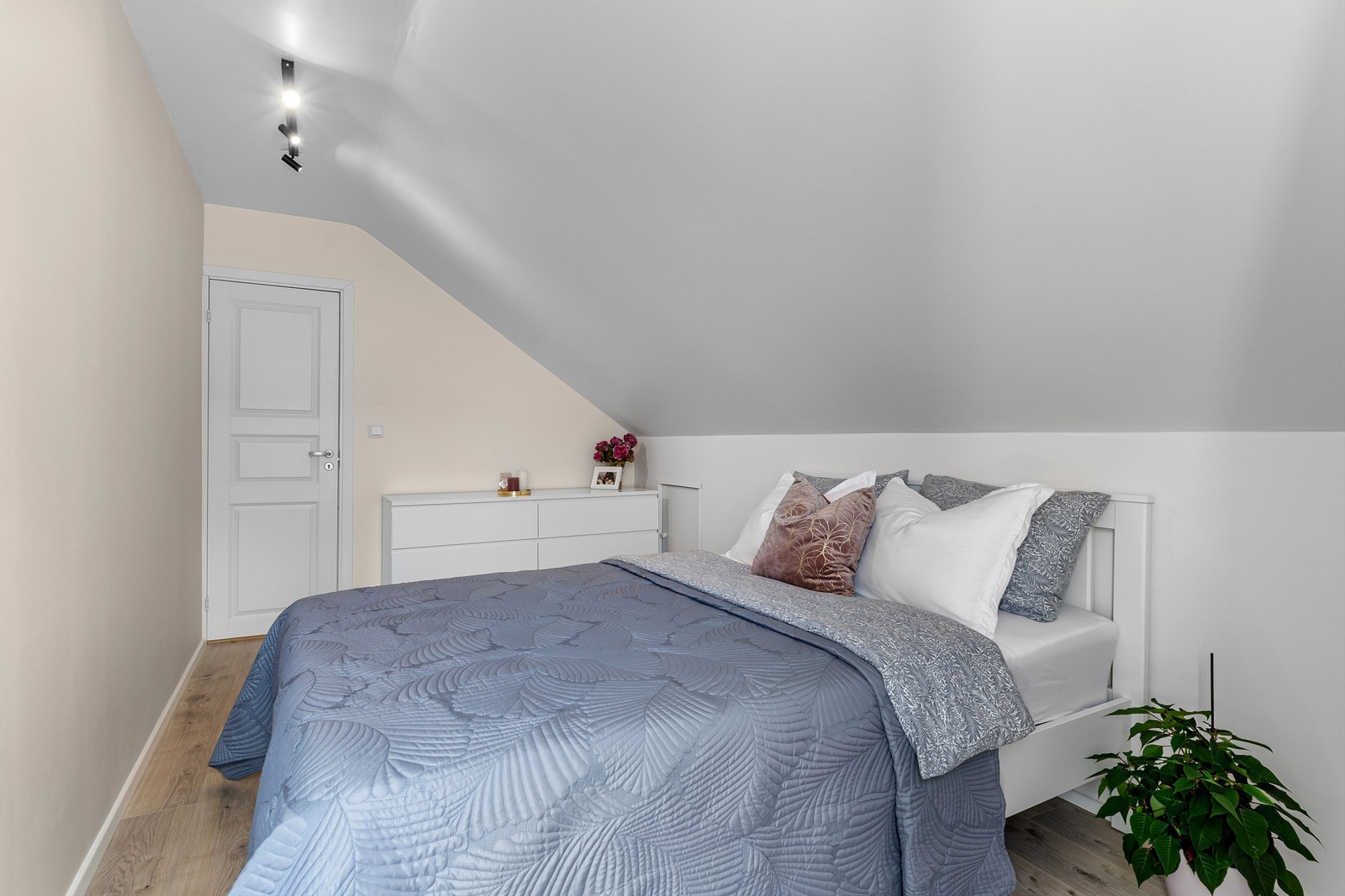 2 soverom og gang har tilgang til kryploft Galleribilde