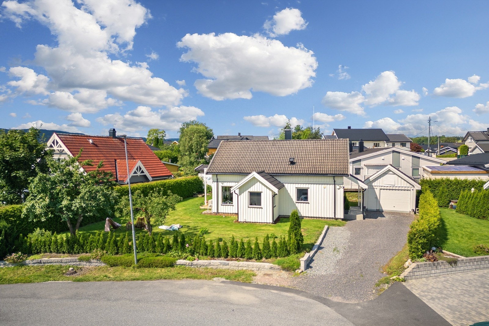 Ca. 10-15 min kjøring til Drammen og Sande Galleribilde