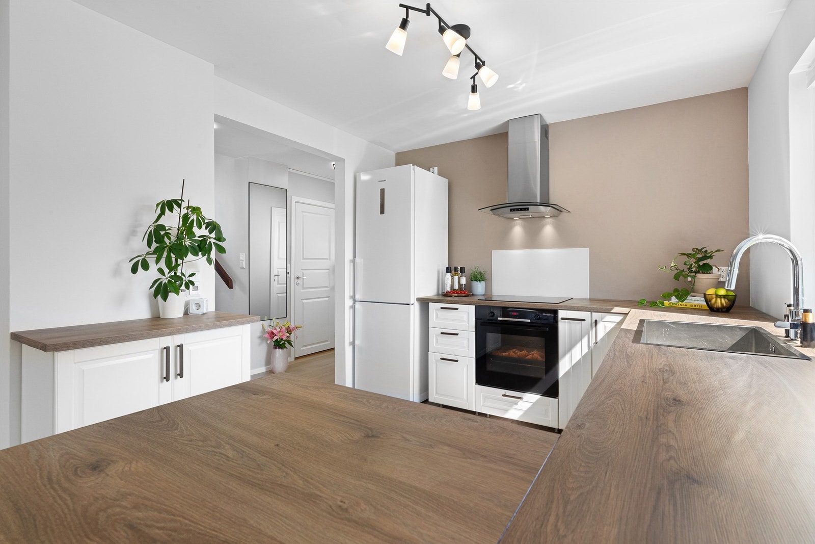 Kjøkkenet har delvis integrerte hvitevarer Galleribilde