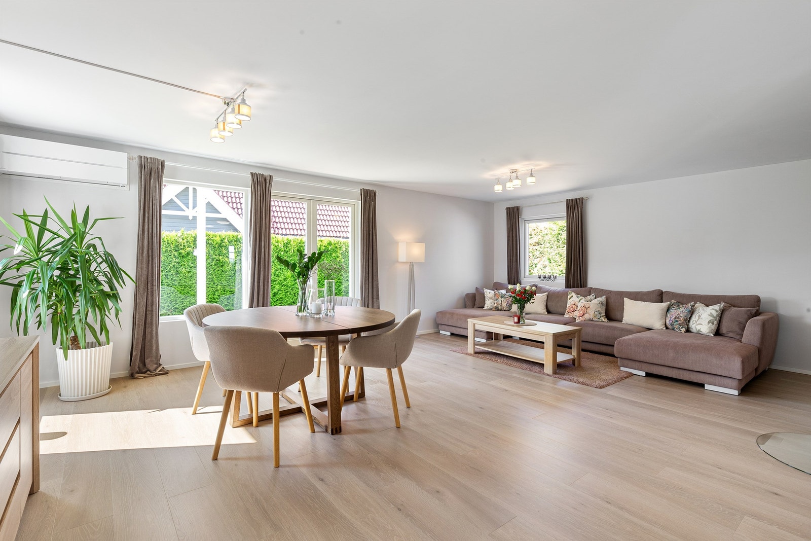 Innvendig overflateoppusset i lys og stilren utførelse i 2022-2024 Galleribilde