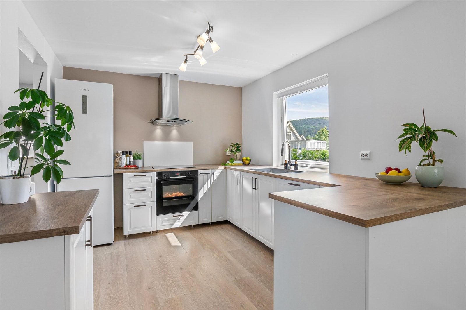 Profilert IKEA kjøkkeninnredning fra 2023 i seksjoner Galleribilde