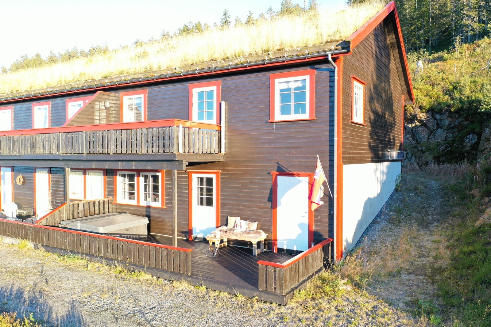 Skjermet beligghethet innerst i blindvei. Kveldssol som kan nytes på terrassen. Galleribilde