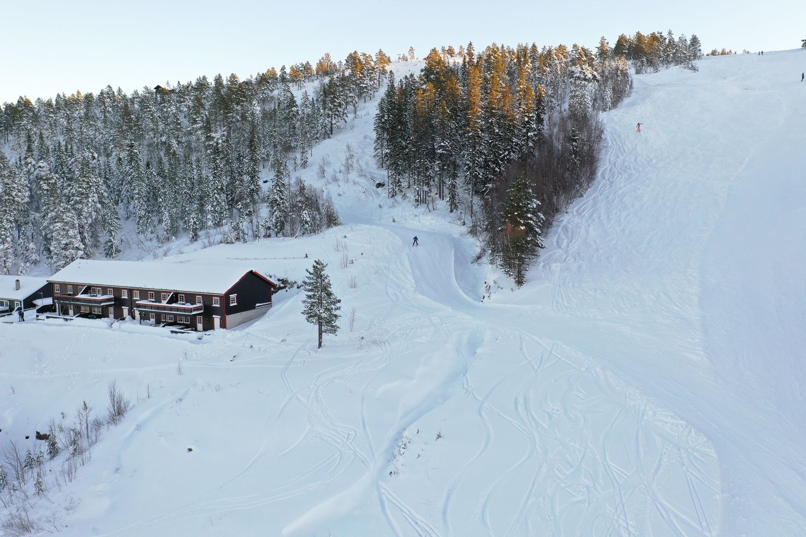 Leiligheten ligger helt inntil bakken Galleribilde