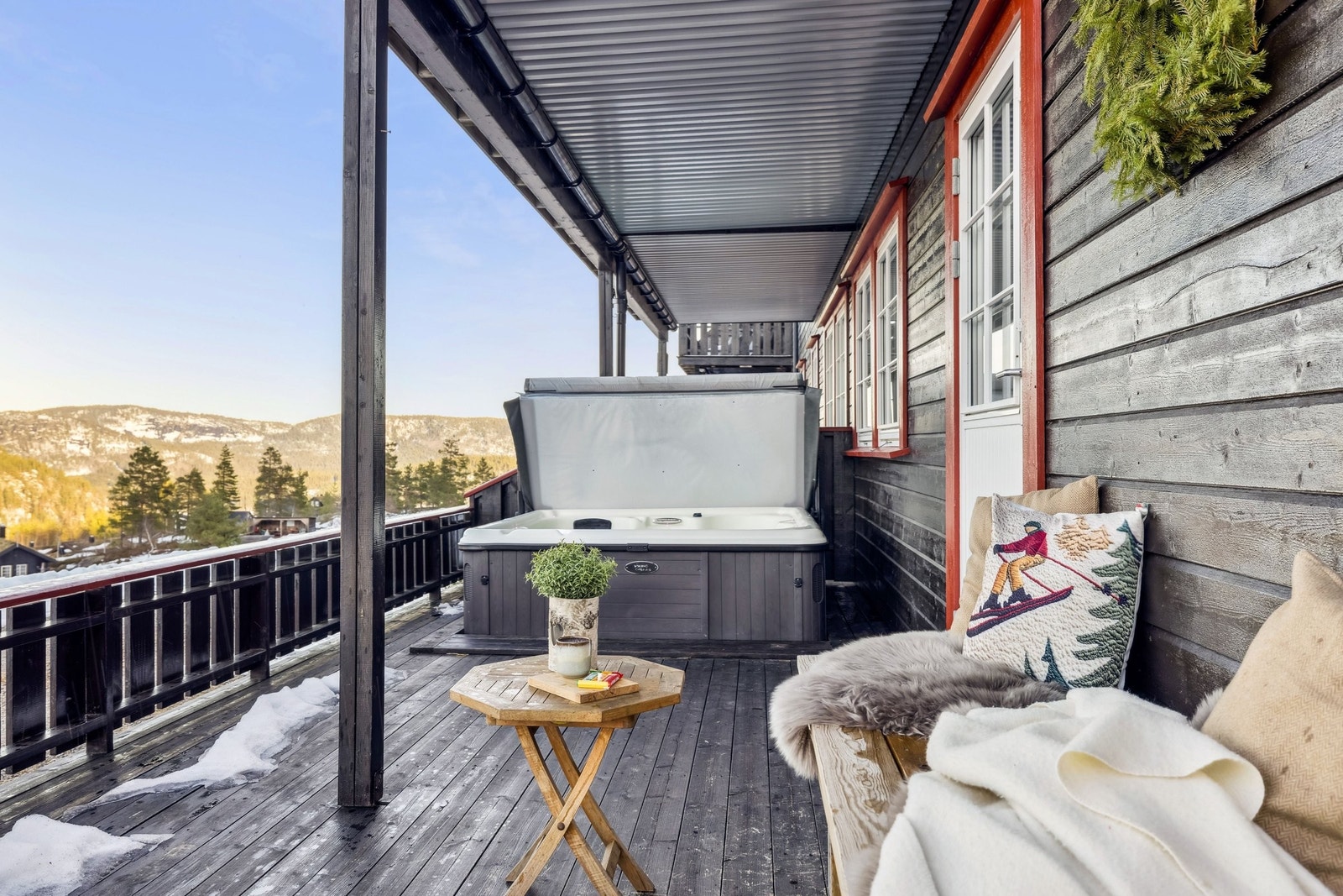 Deilig uteplass med boblebad og plass til utemøbler Galleribilde