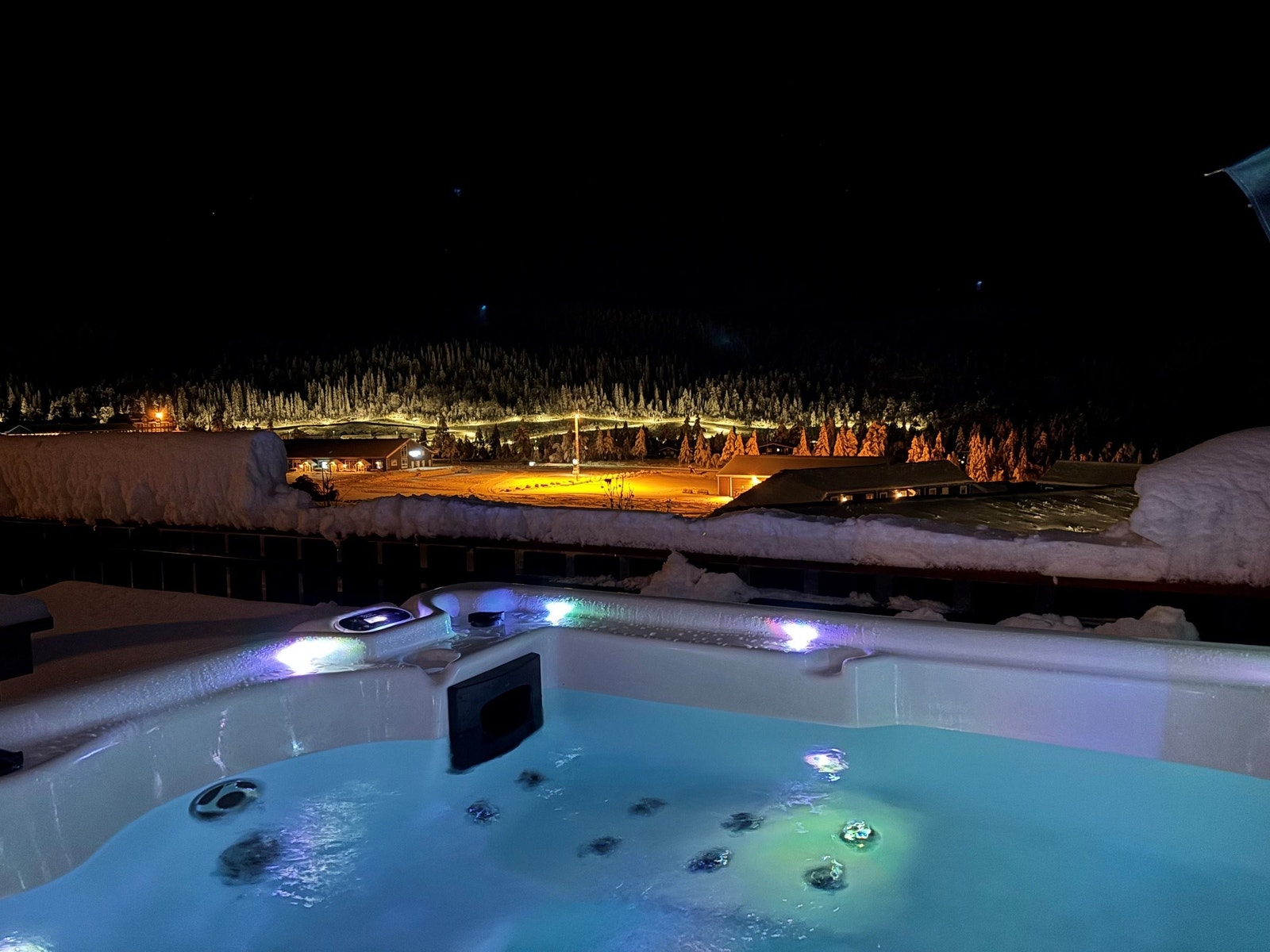 Utsikt mot lysløypa på kveldstid Galleribilde