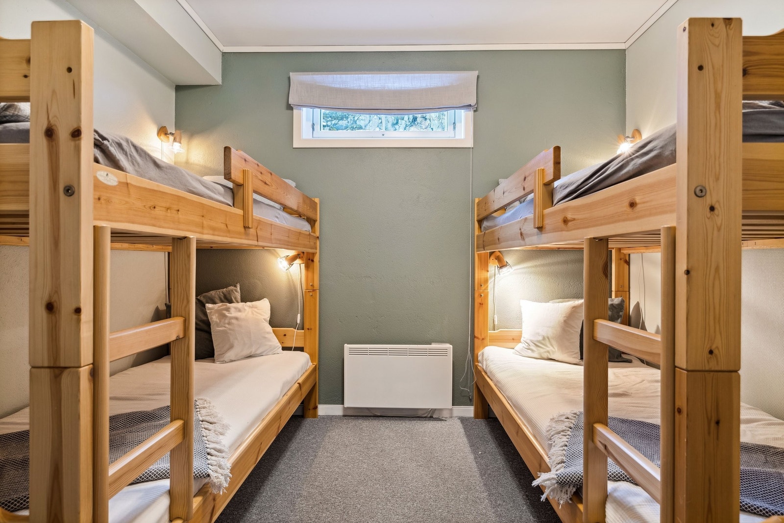 Soverom med to køyesenger og garderobeskap Galleribilde